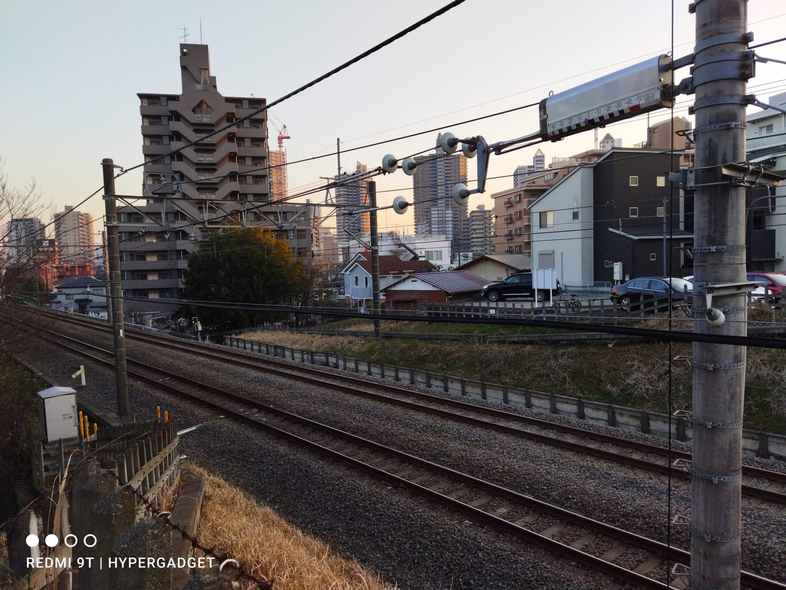 Xiaomi Redmi 9Tで撮影した鉄道と建物の写真