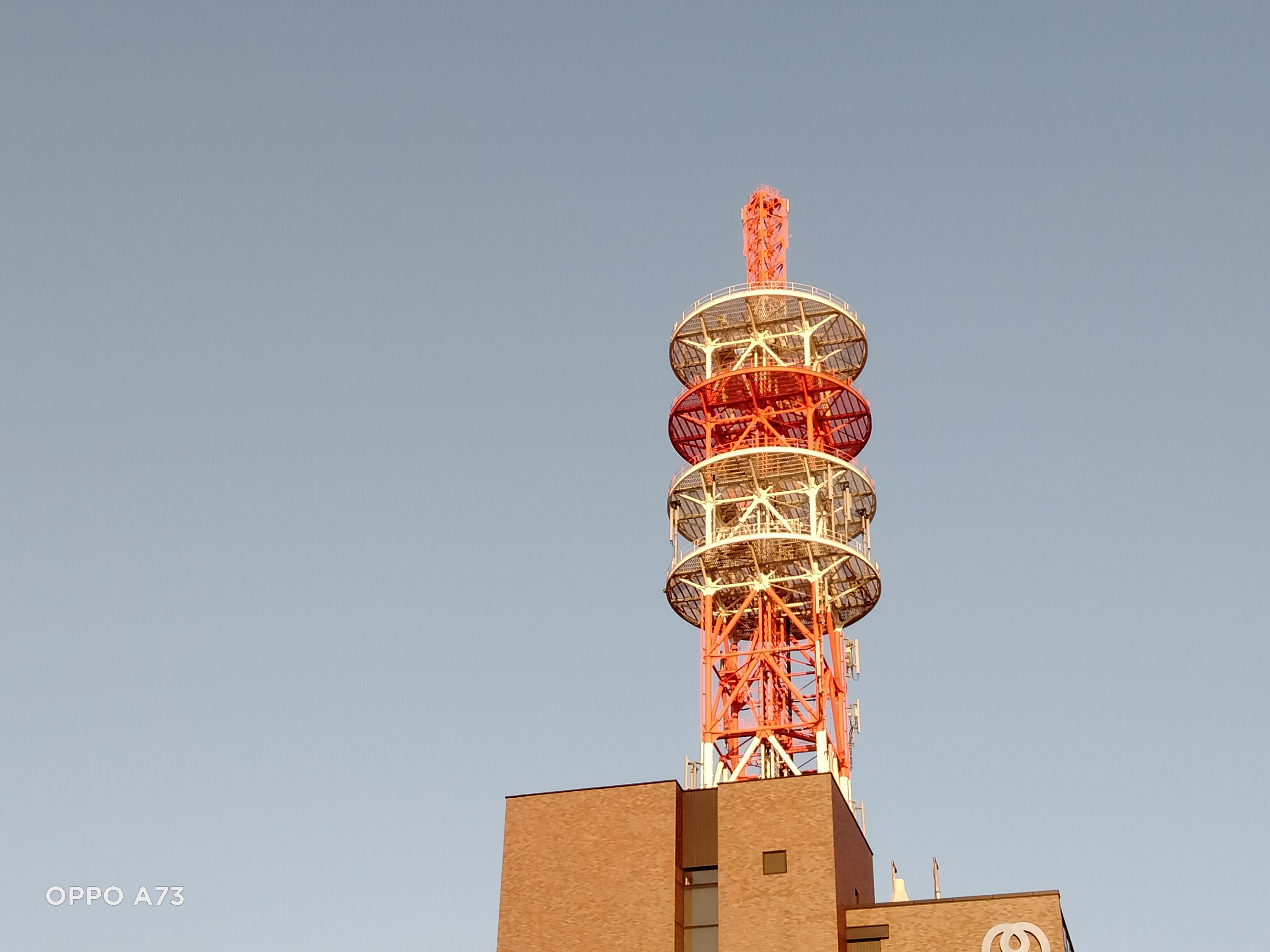 OPPO A73のデジタルズーム2倍で撮影した電波塔の画像