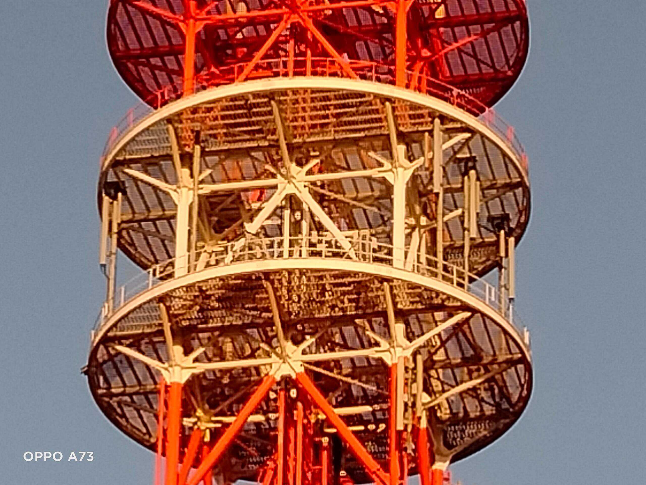 OPPO A73のデジタルズーム8倍で撮影した電波塔の画像