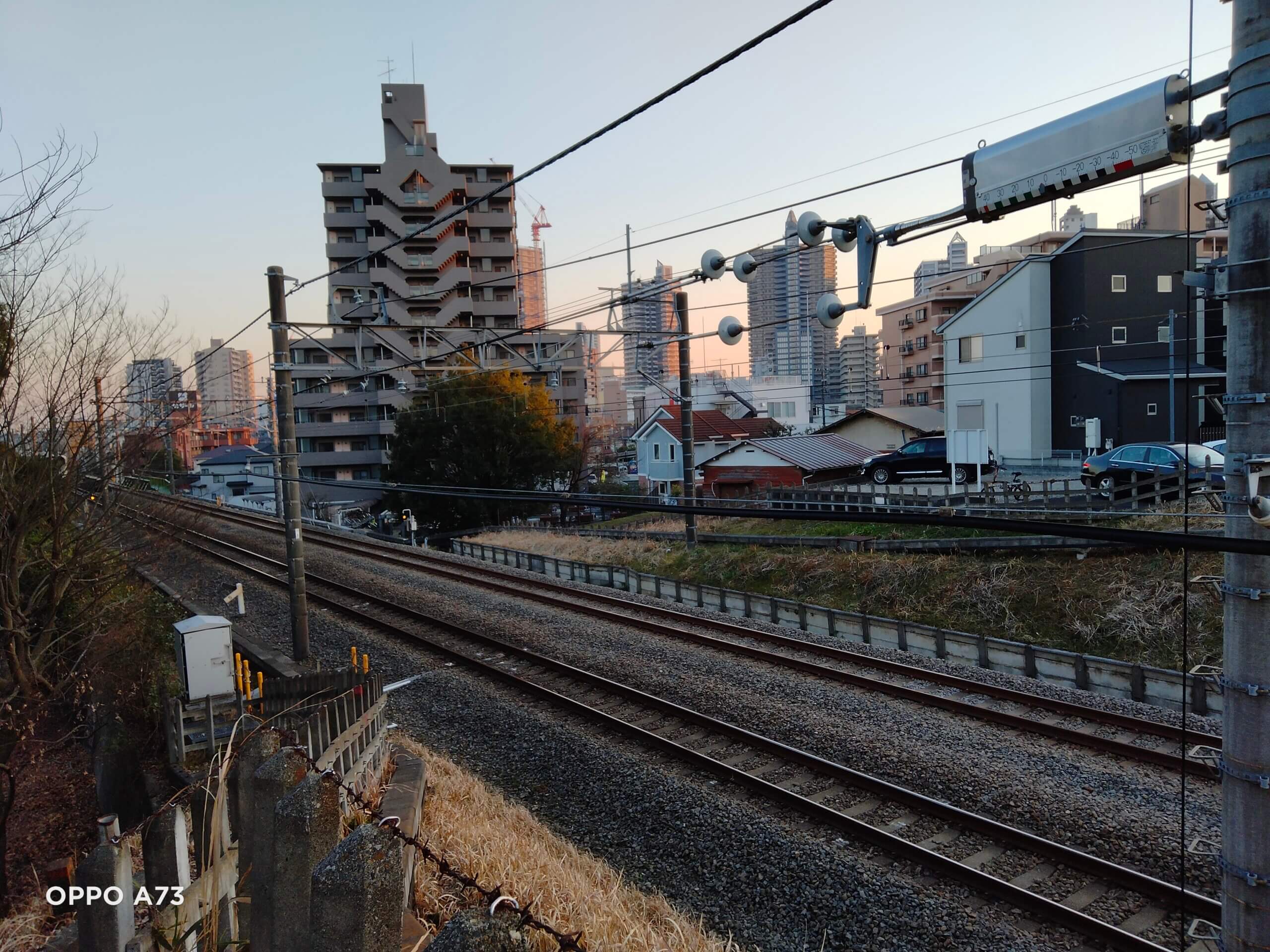 OPPO A73で撮影した鉄道と建物の写真