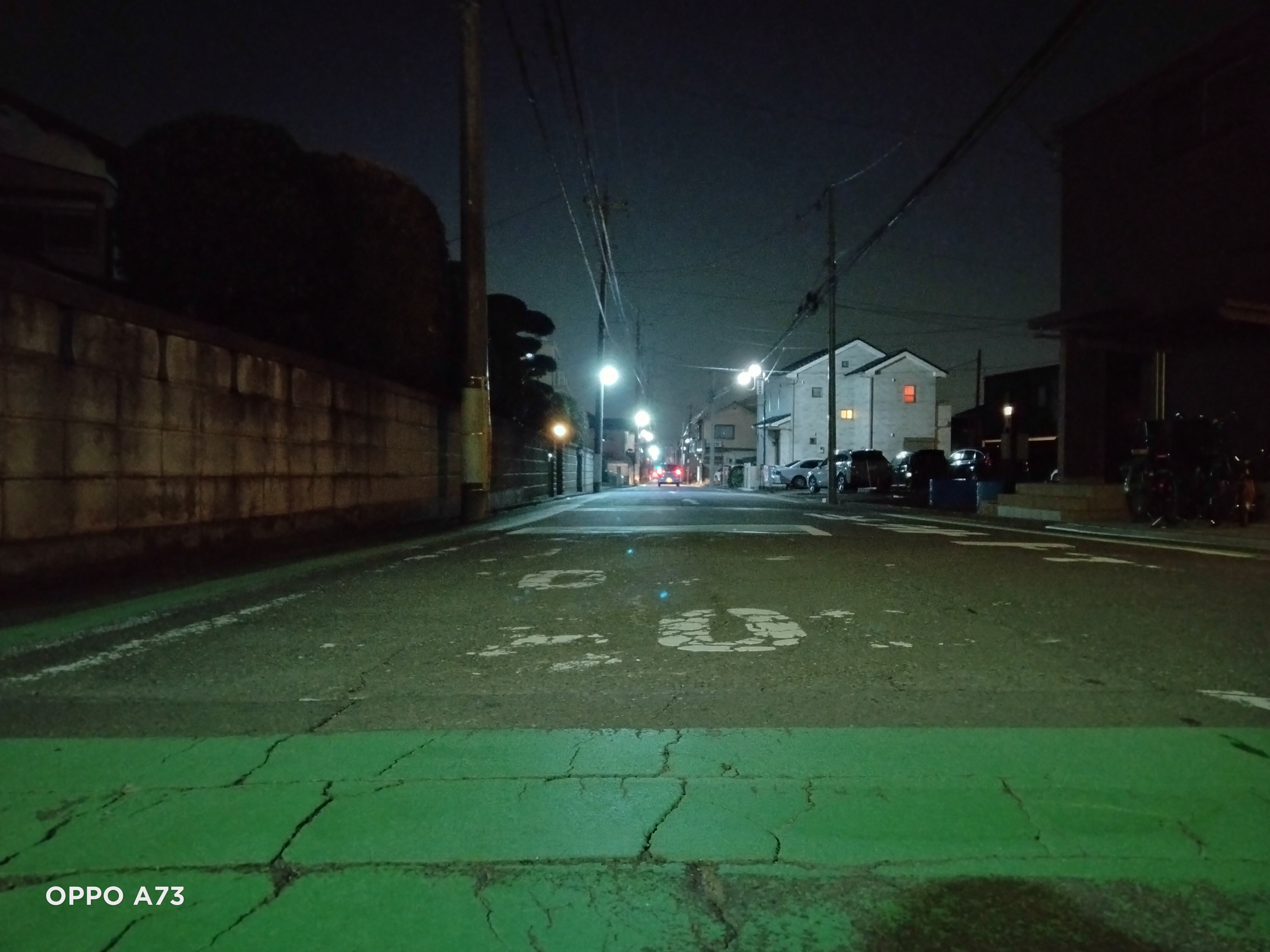 OPPO A73の夜景モードで撮影した町並みの写真