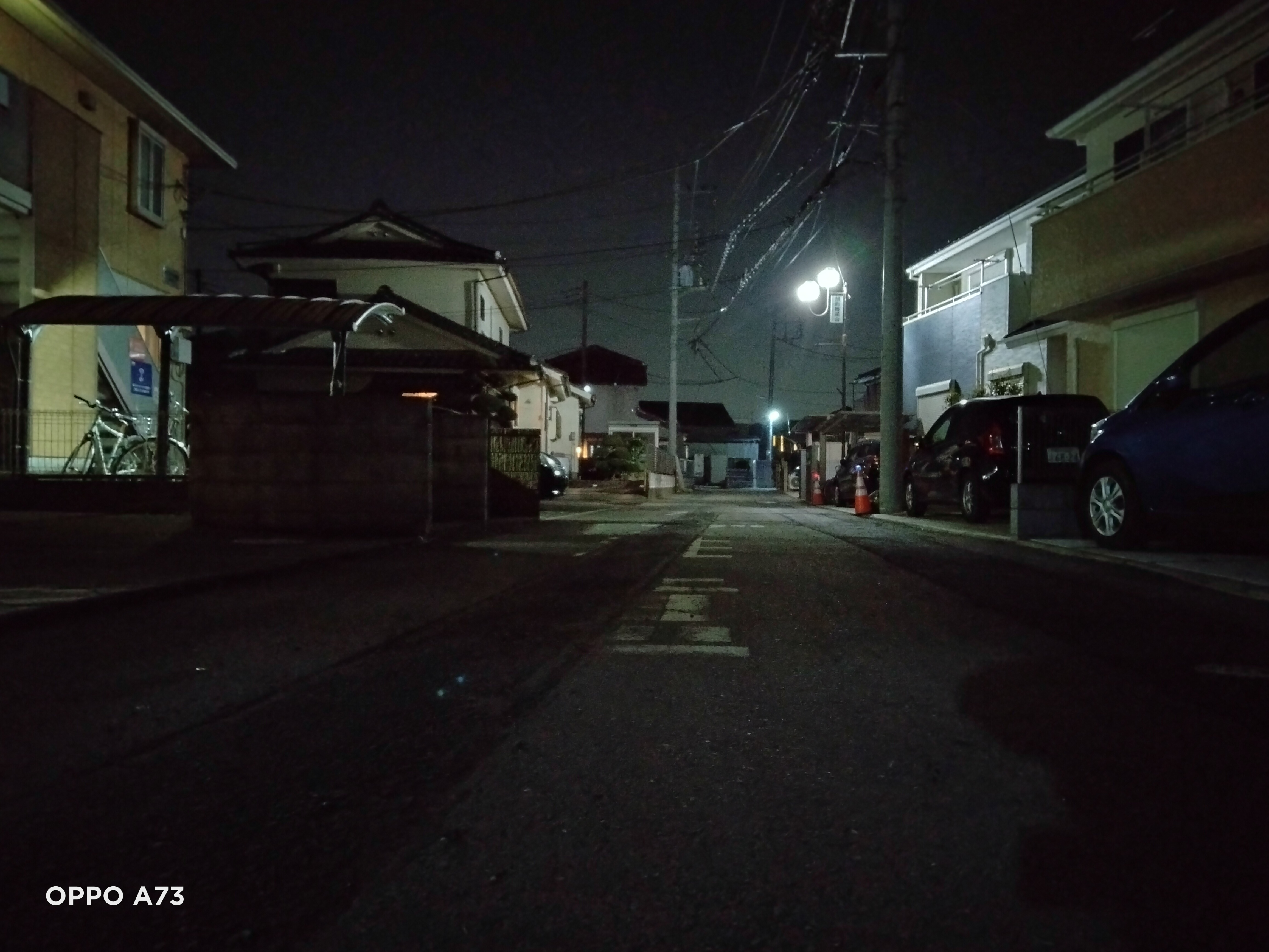 OPPO A73の夜景モードで撮影した町並みの写真