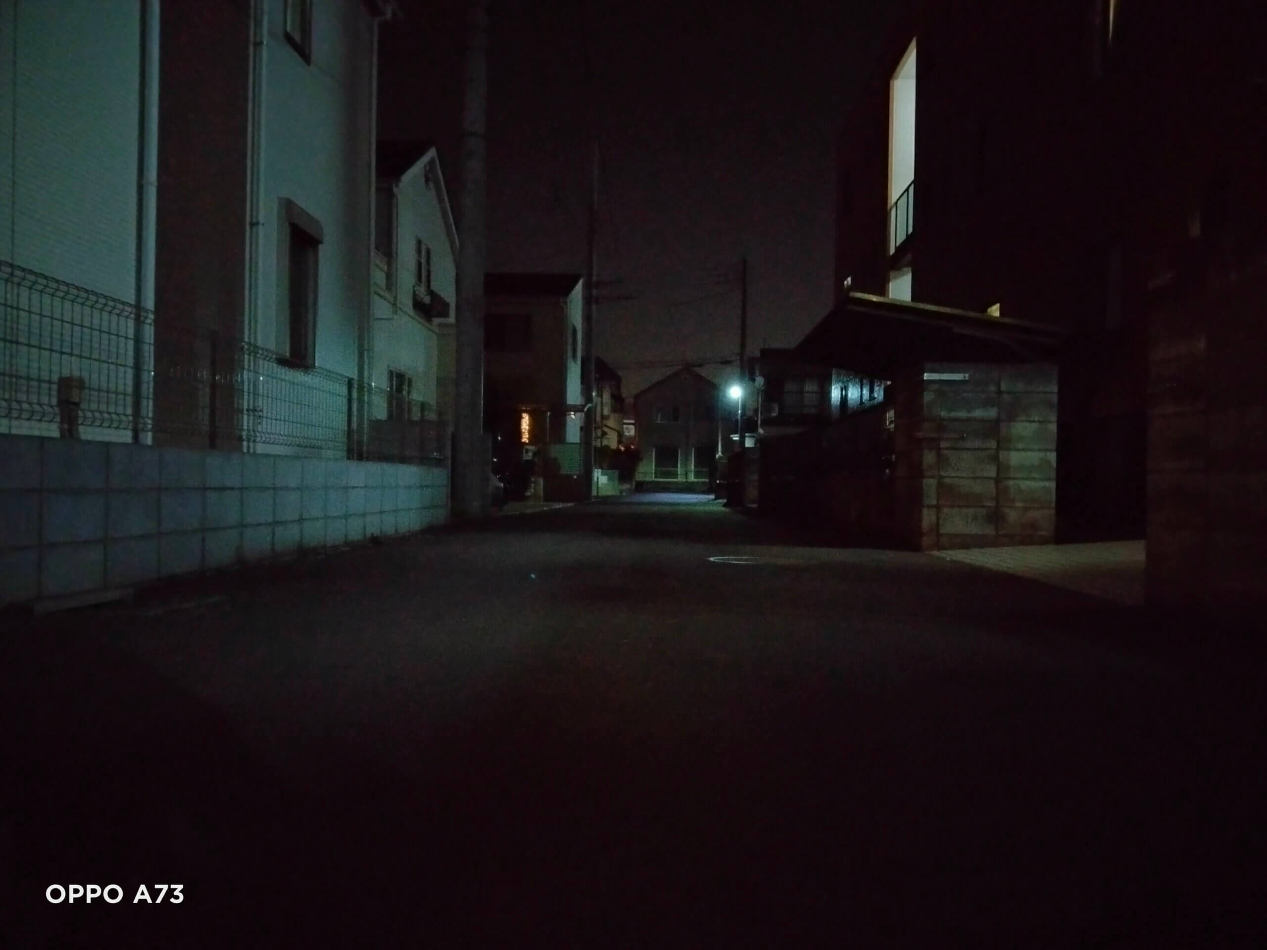 OPPO A73の夜景モードで撮影した町並みの写真