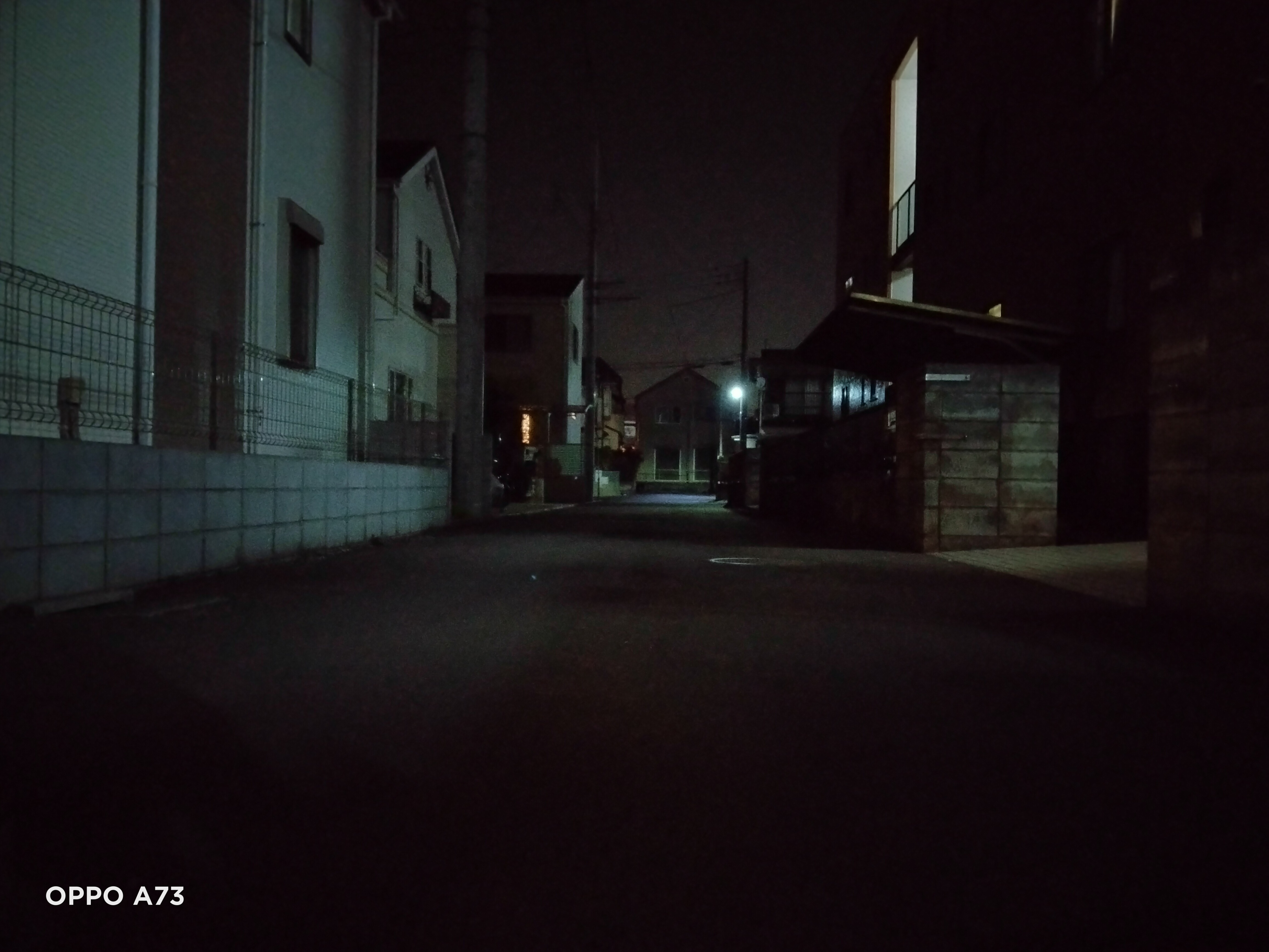 OPPO A73の夜景モードで撮影した町並みの写真