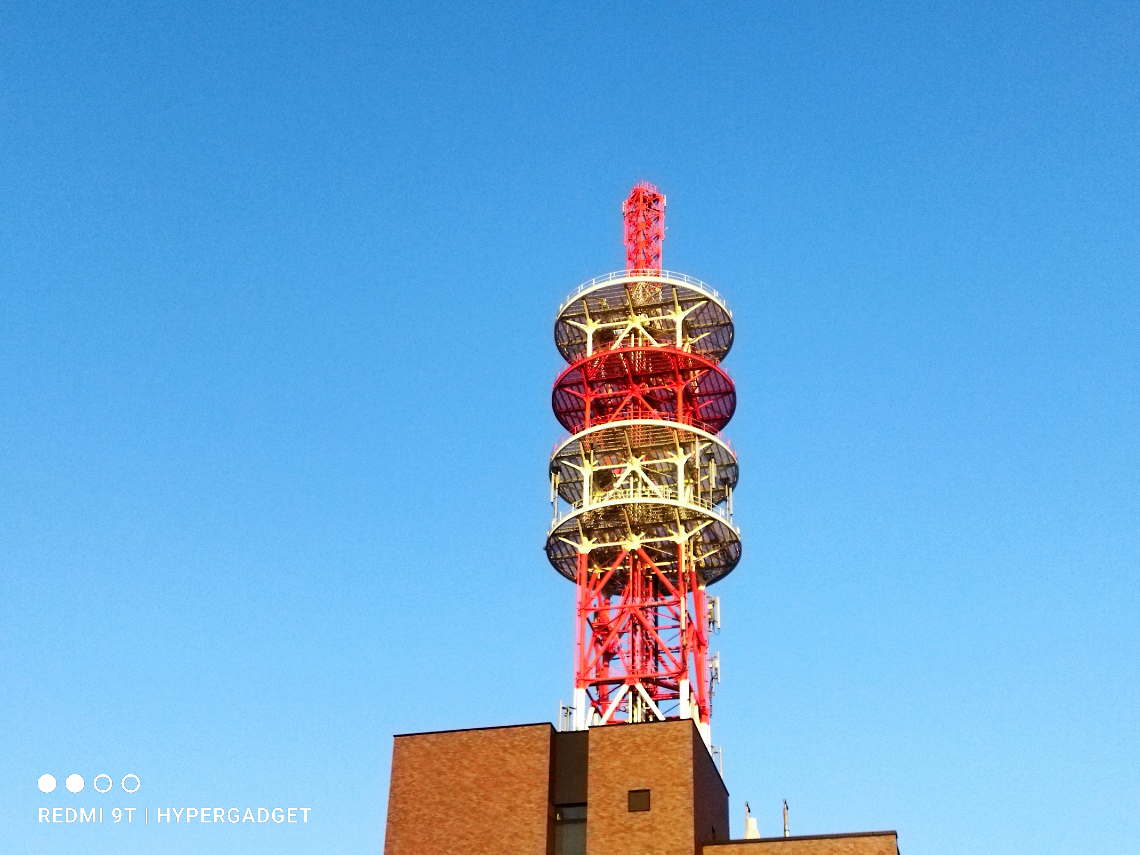 Xiaomi Redmi 9Tのデジタルズーム2倍で撮影した電波塔の画像