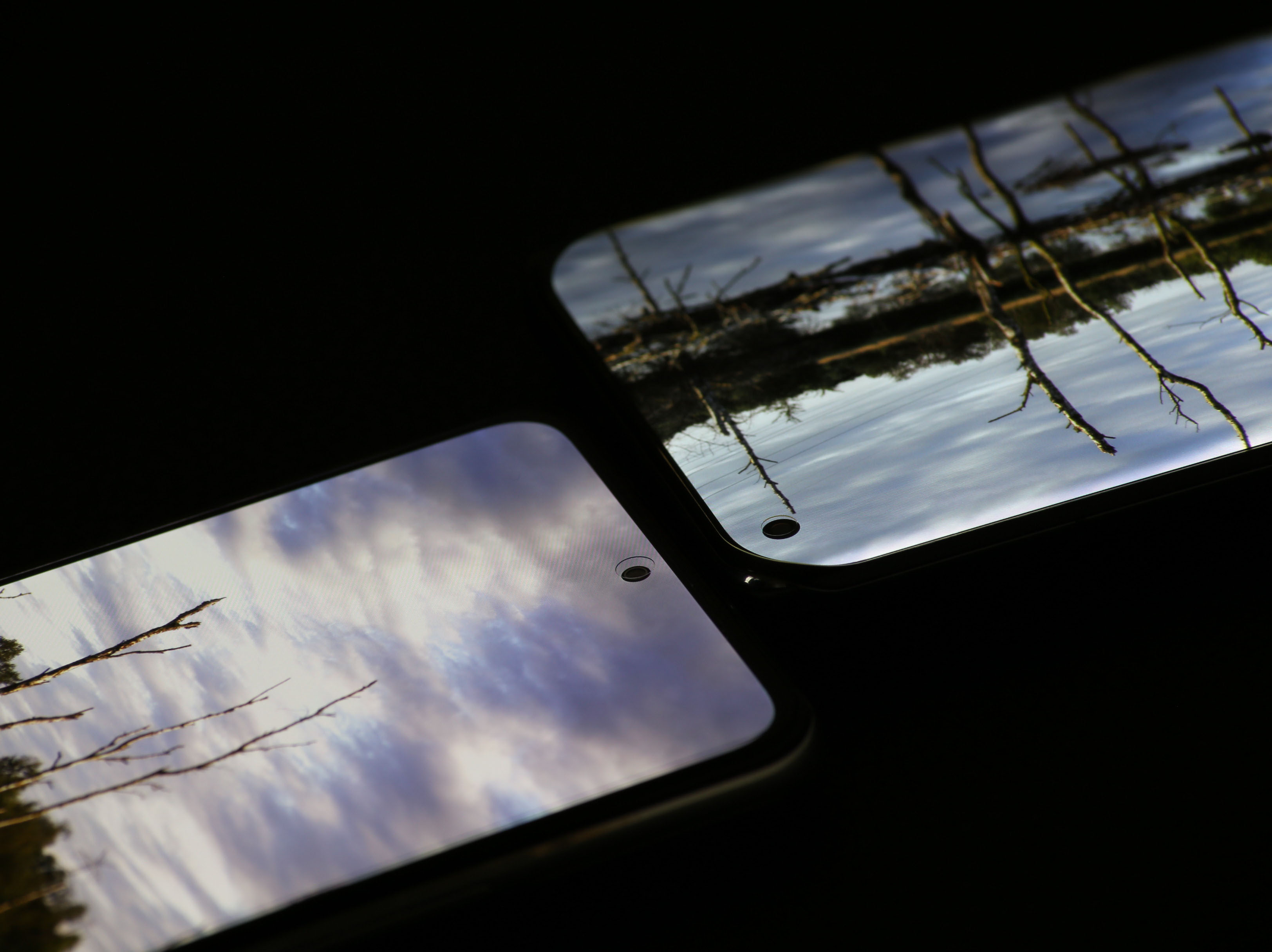 POCO F3はMi 11よりパンチホールが明らかに小さい