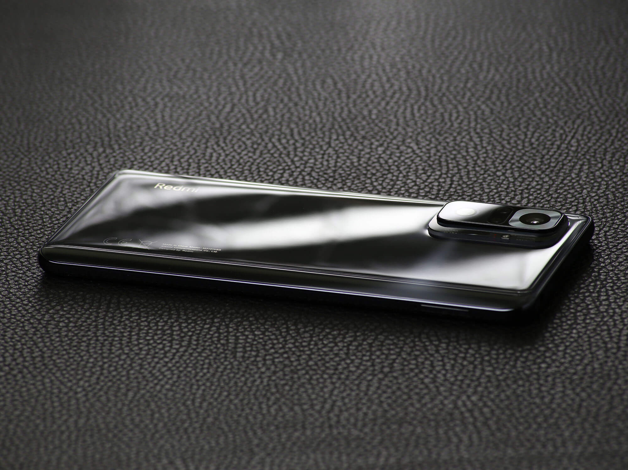 Redmi Note 10 ProはMi Note 10 Lite、Mi Note 10と比較しても見劣りしない高級感