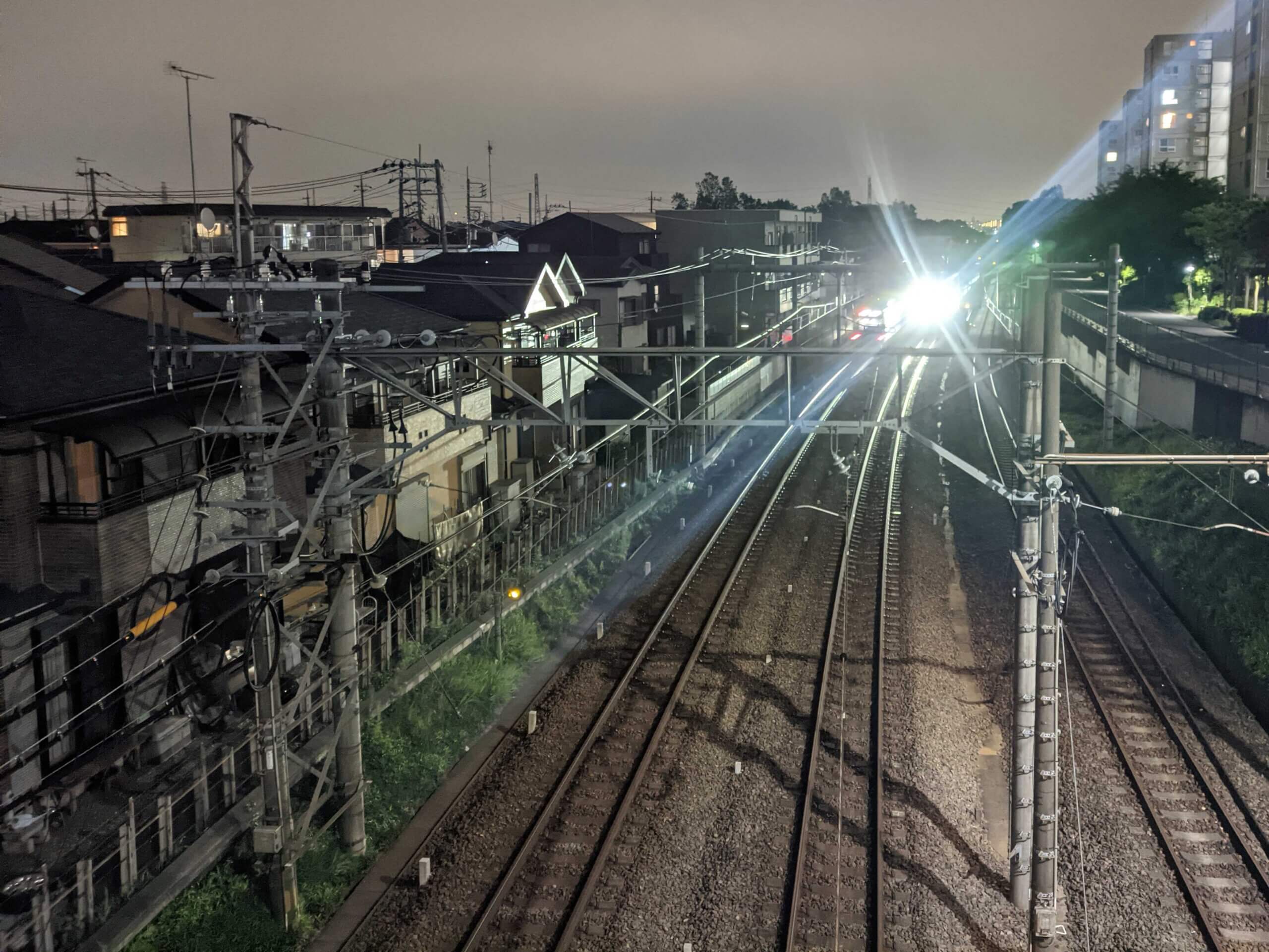 moto g30にGCamを入れて夜の電車を撮影