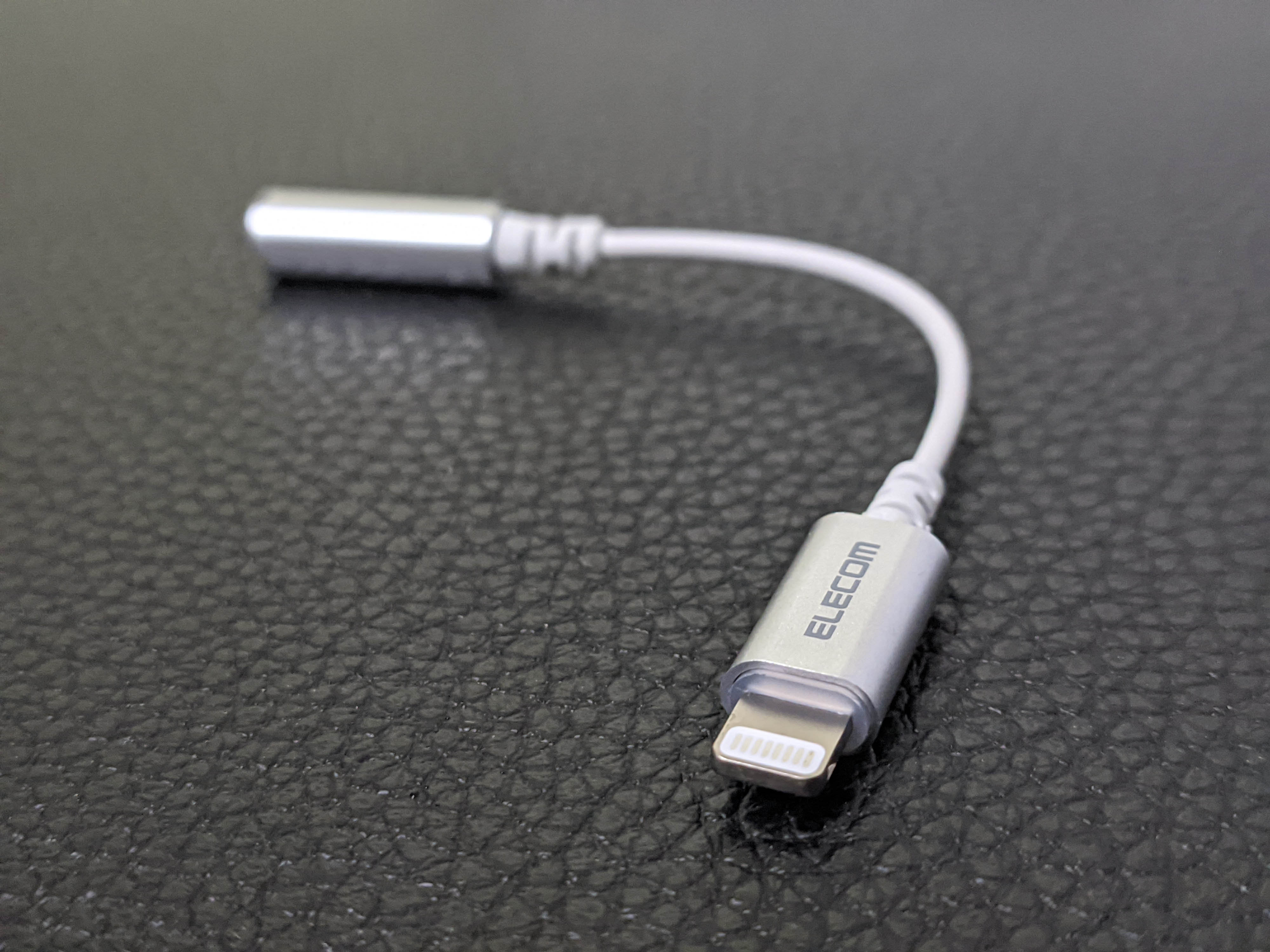 Lightningをイアフォンジャックに変換するアダプタ