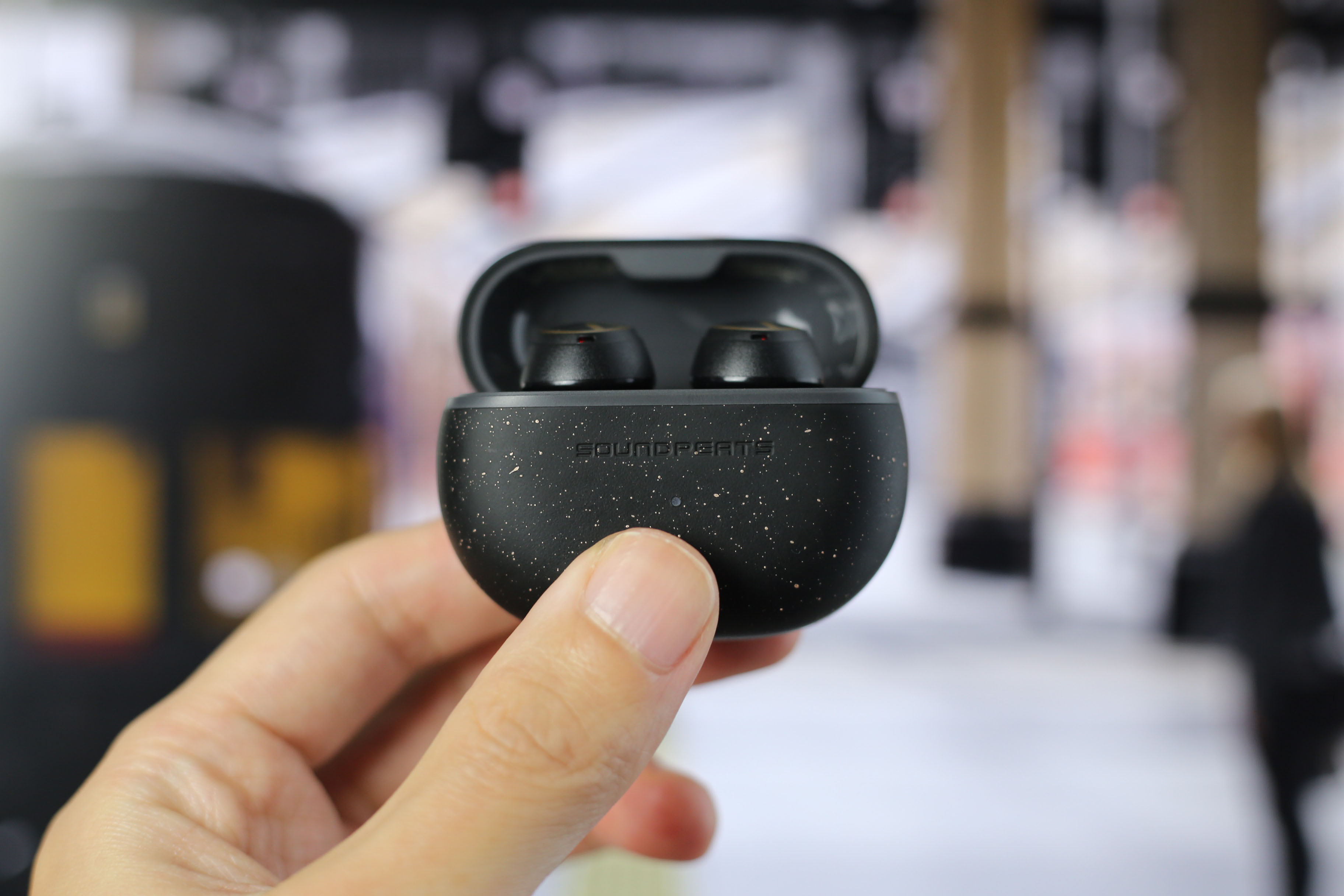 7,980円で購入出来るANC対応のカナル型イヤフォンSOUNDPeatsMini Pro HS