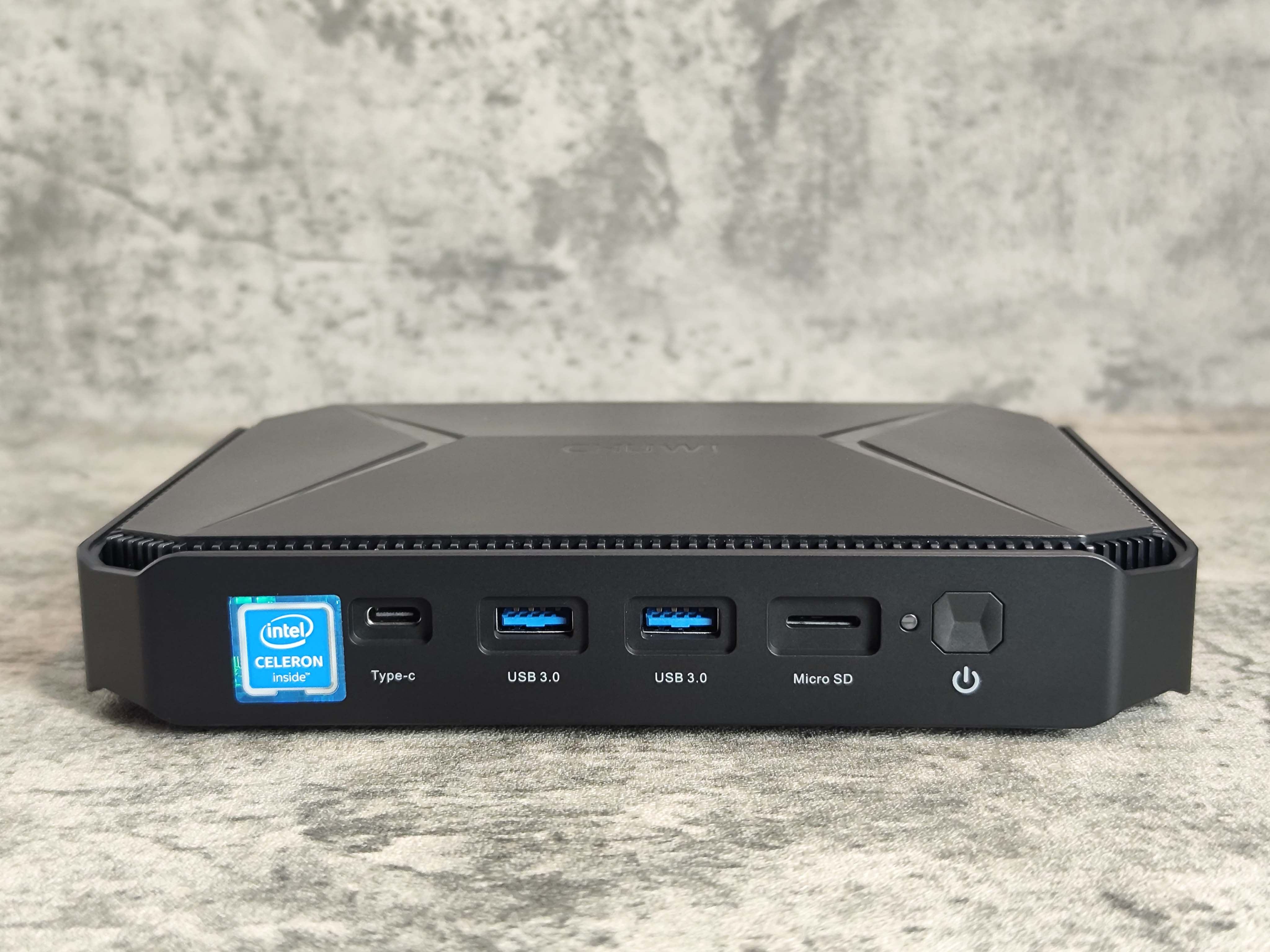 CHUWI HeroBox Mini Pc正面から