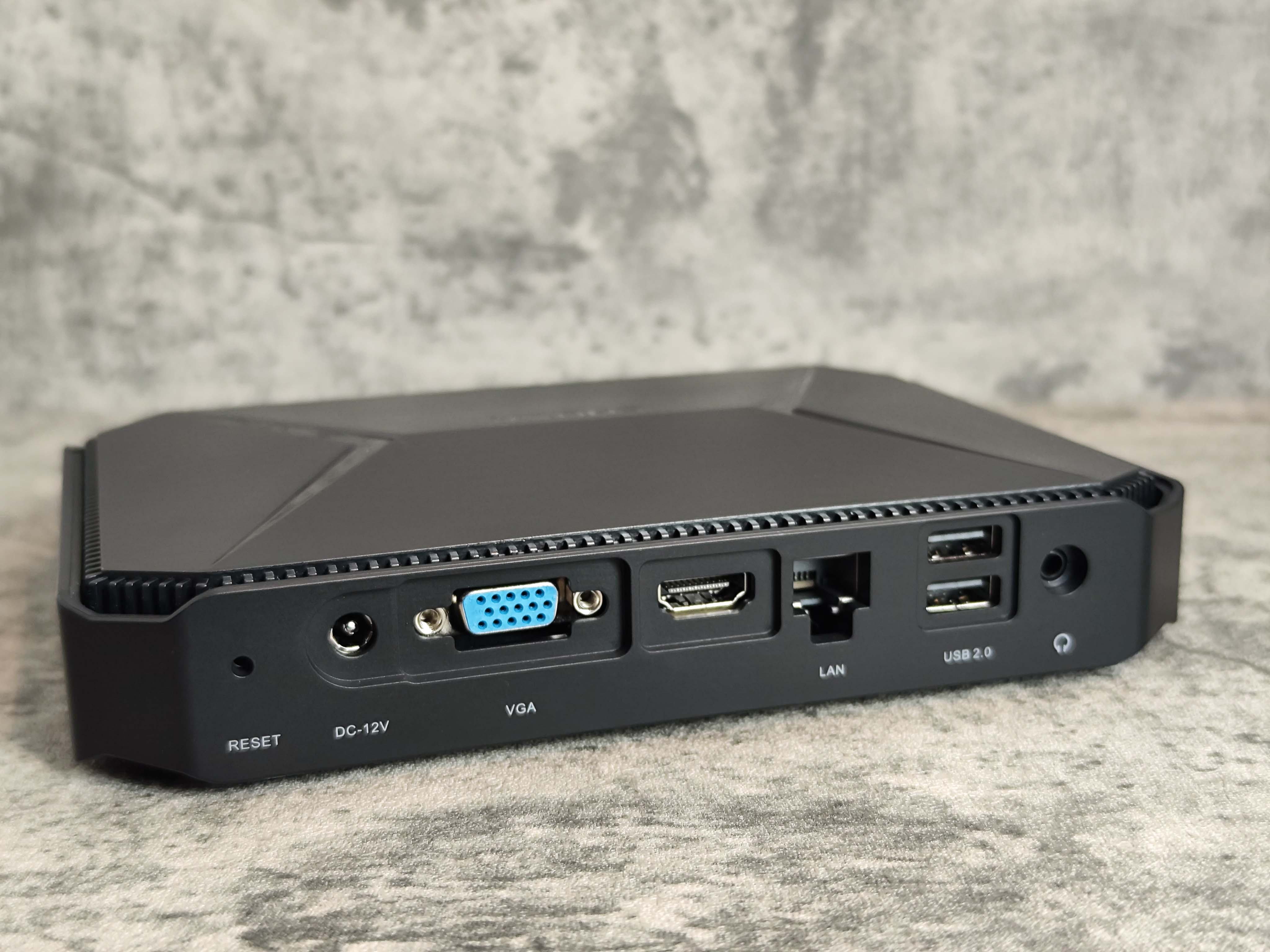 CHUWI HeroBox Mini Pc後ろから