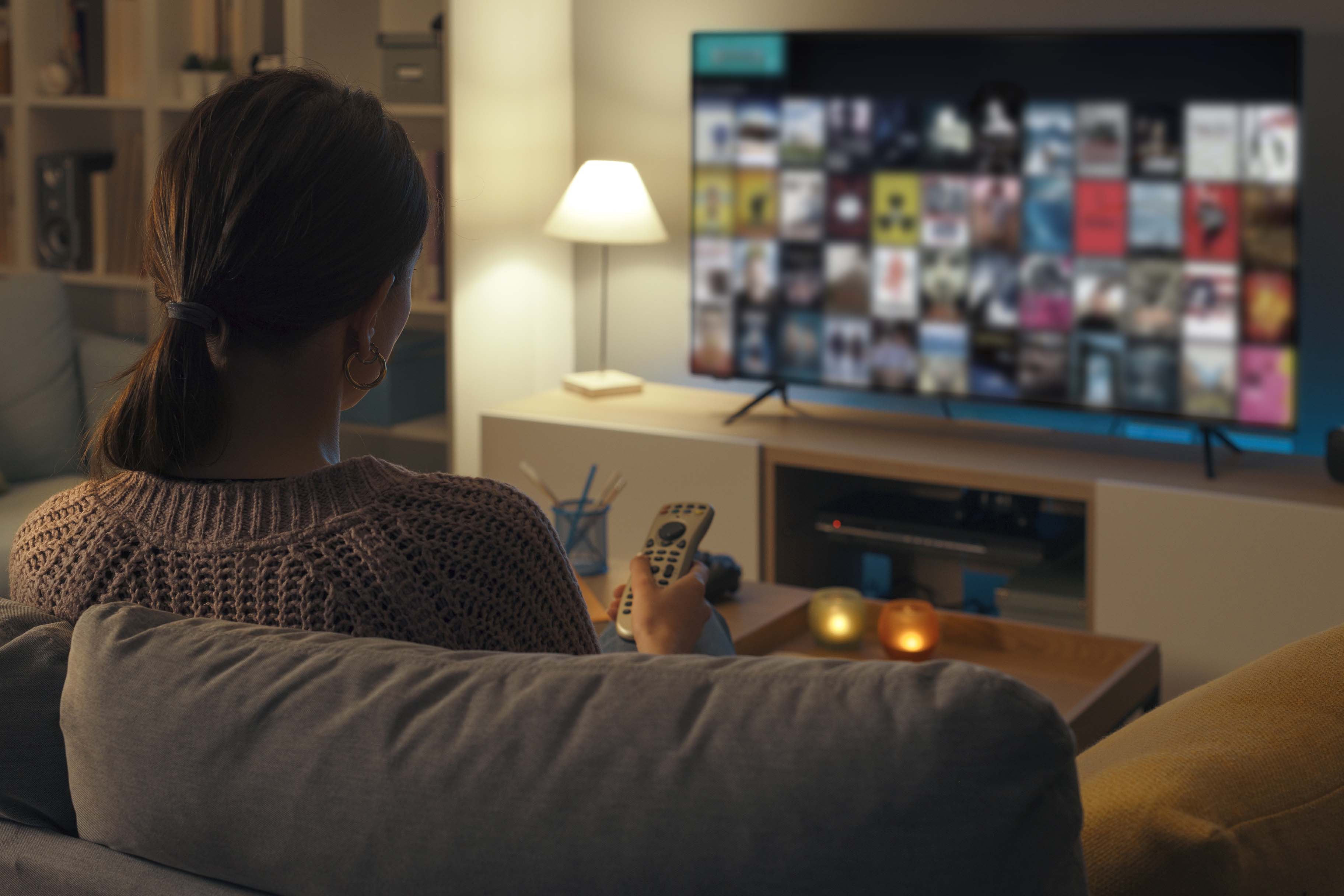 NHKとの契約義務が発生しないチューナーレステレビ。新生活シーズンに加えて放送法新規約施行が間近に迫り、一人暮らしに最適な43型が在庫切れ続出！