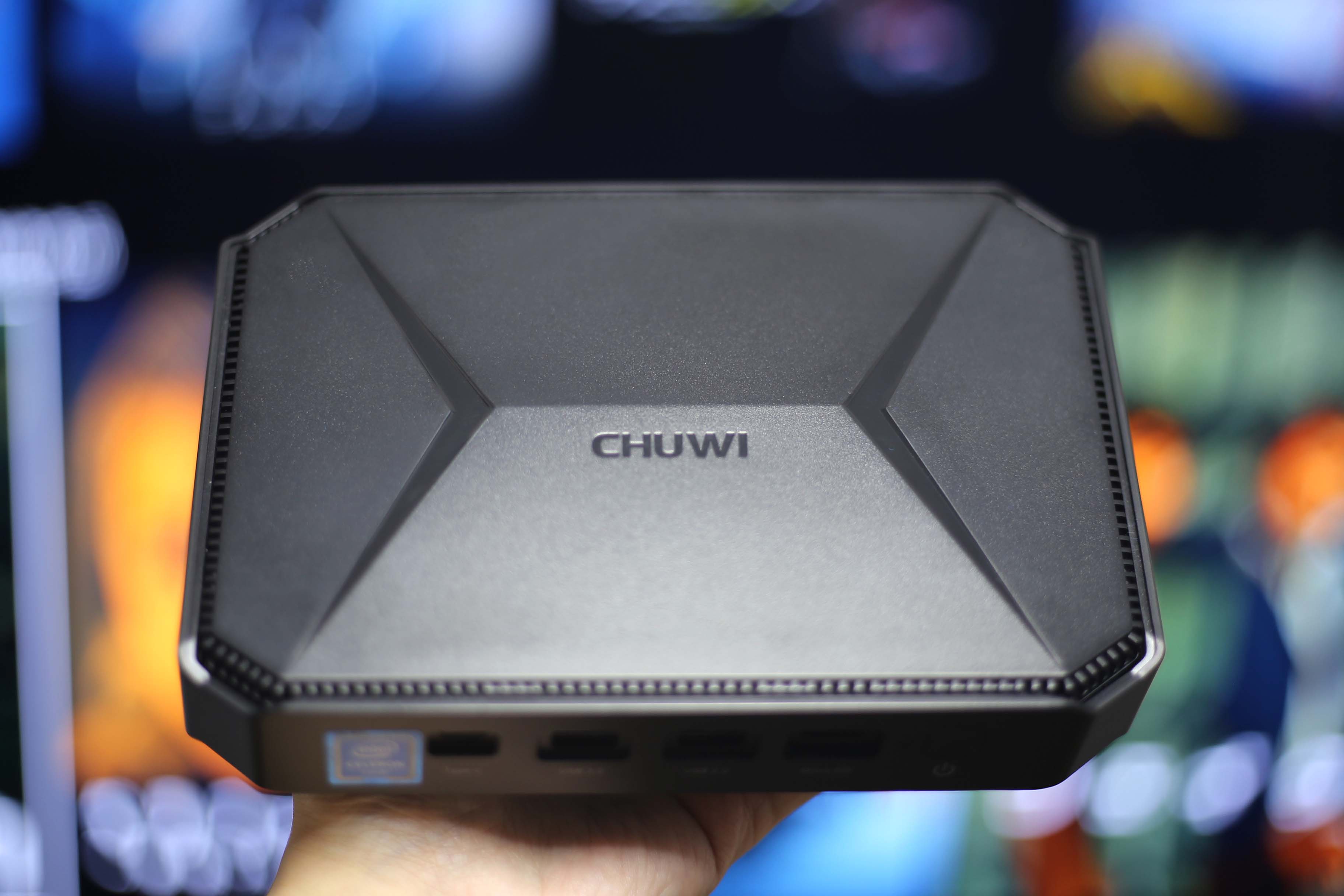 ミニPCならプライムビデオやNetflixの動画をダウンロードして大画面に出力し放題！