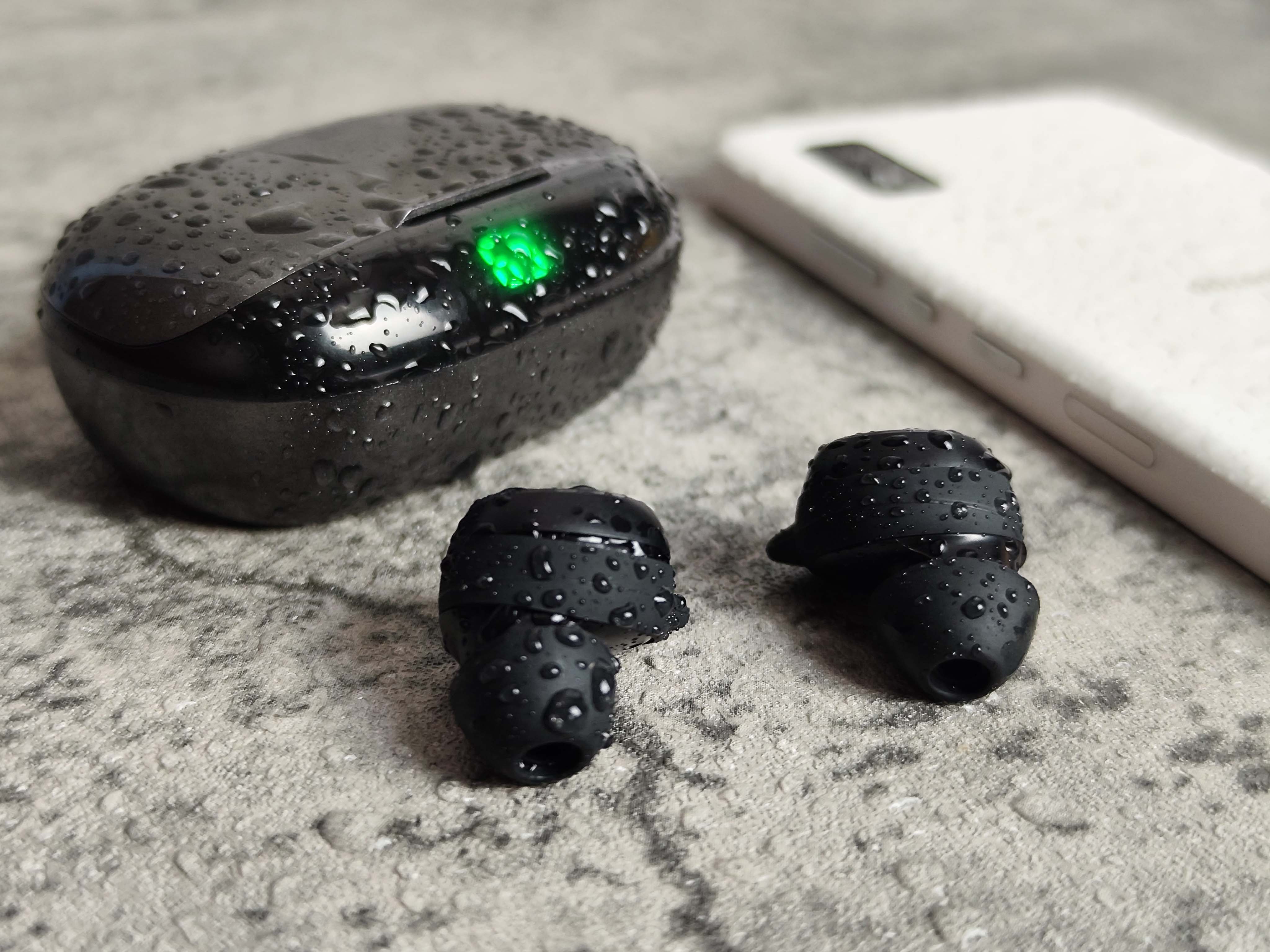 お風呂で動画を観る時の不満点は音声の聞き取りづらさ。それを解決してくれるのが防水イヤフォンです！