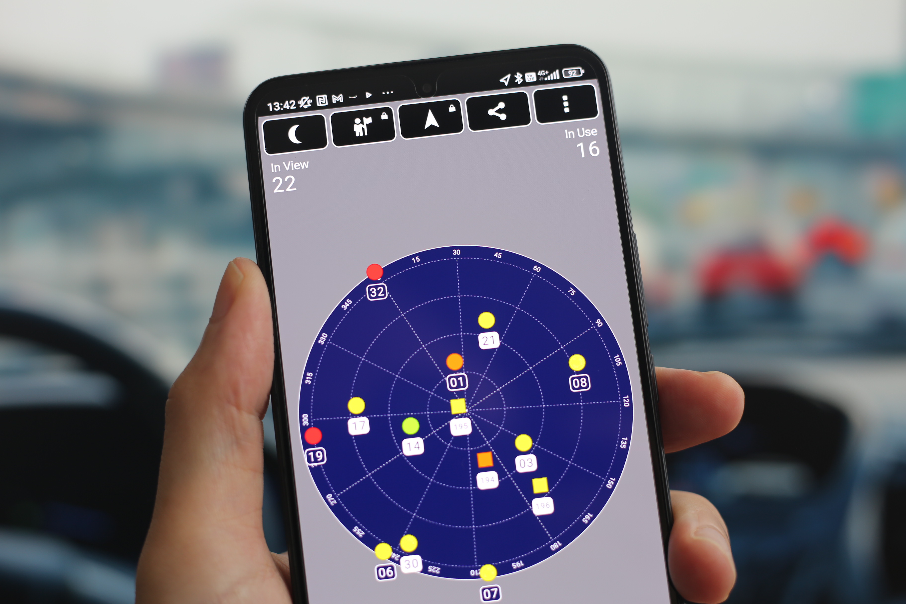 ビル群や山間部でも位置情報を得やすいみちびきに対応するスマートフォン