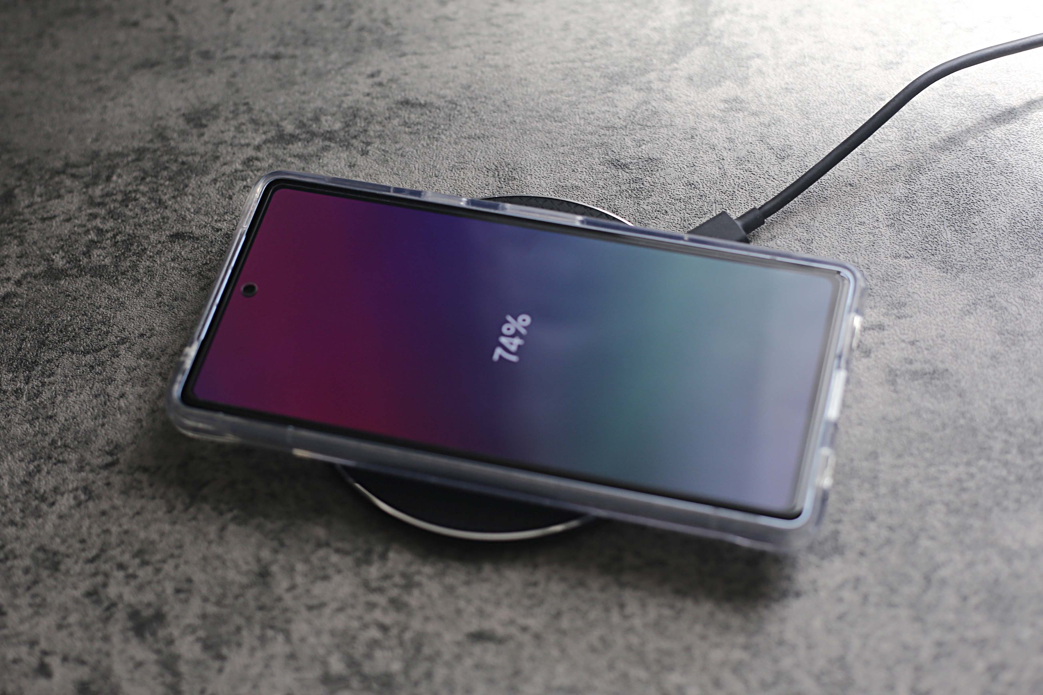 Pixel 7aは置くだけ充電に対応。コスパの高い無線充電器とは。