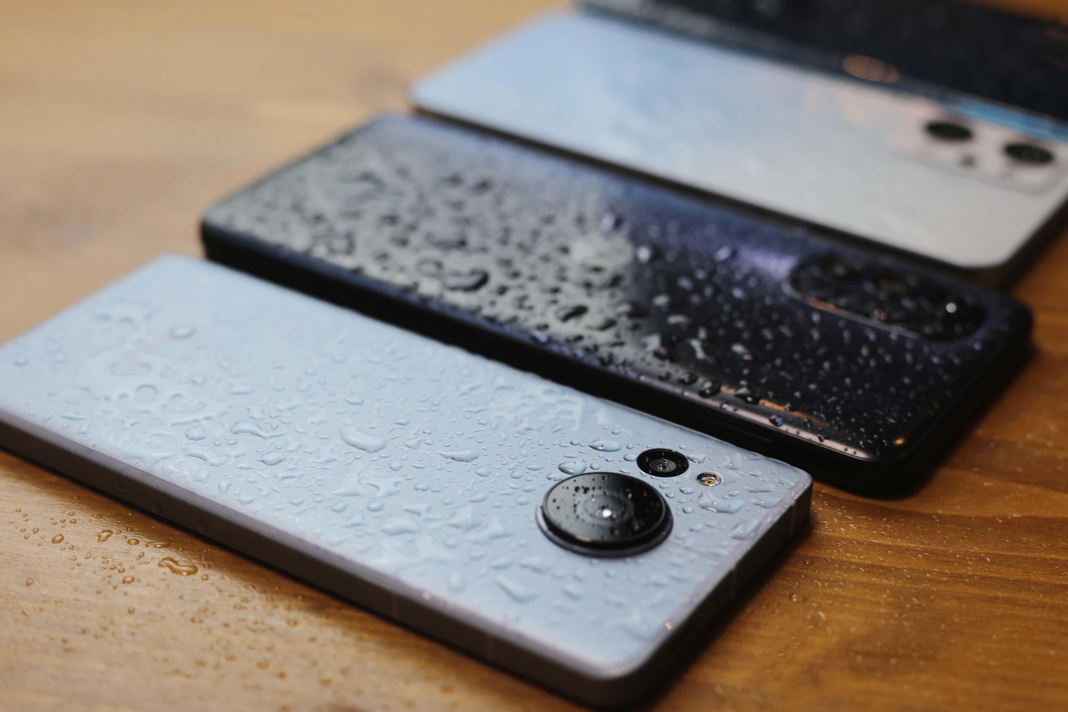 キャンプ中も使いたい最高水準の防水防塵性能を持つスマートフォンたち！