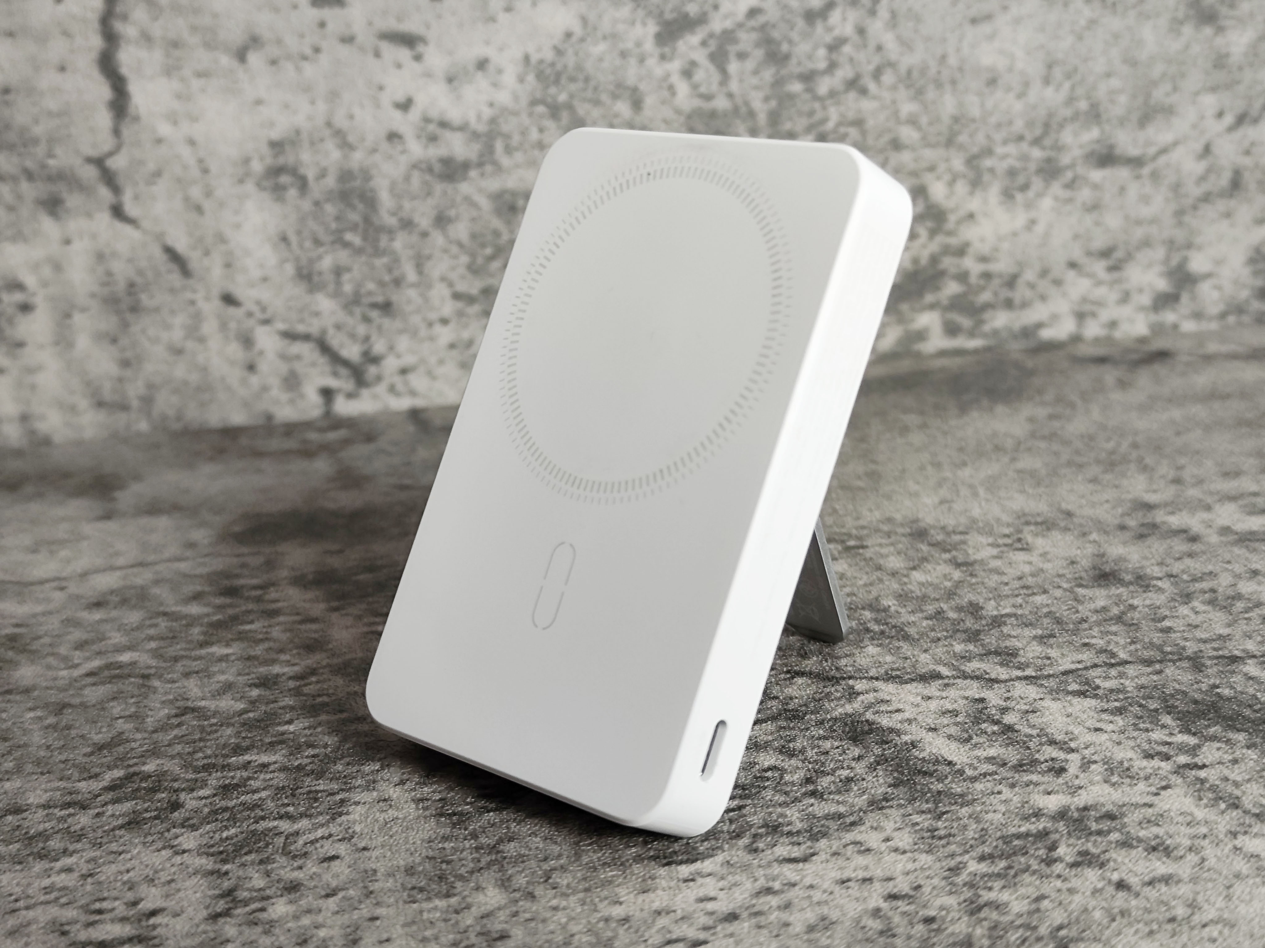 スタンド付きモバイルバッテリー