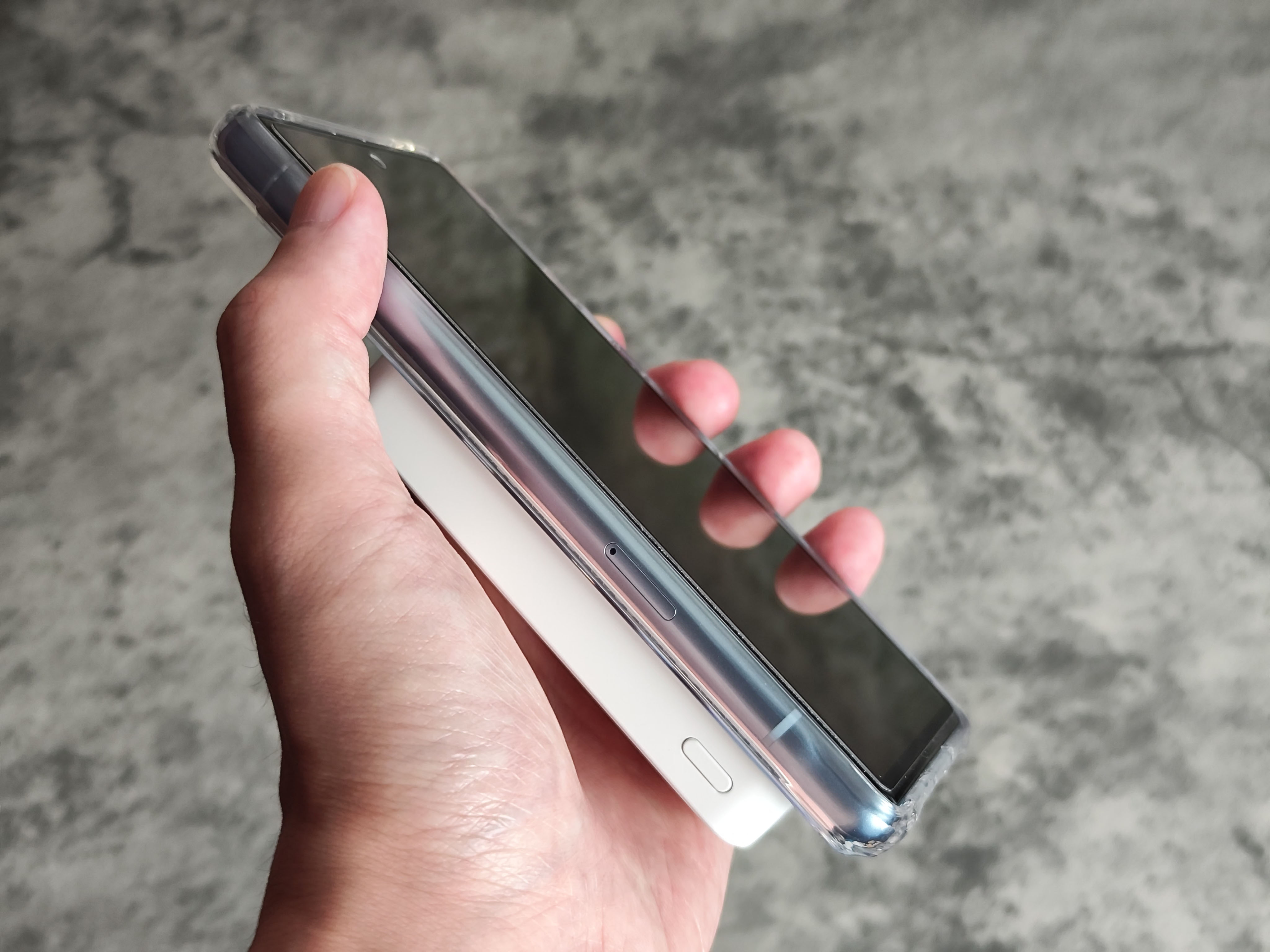 手に持ったままPixel 7a充電