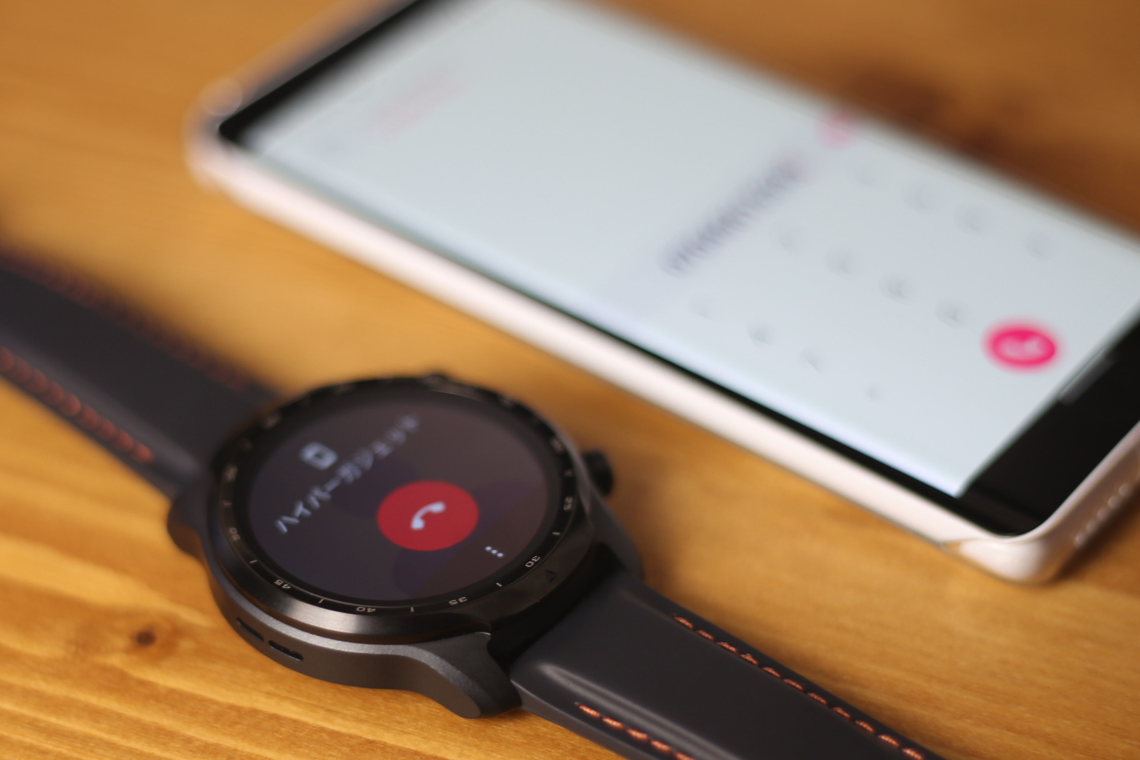 スマートフォンをカバンの中に入れたままでスマートウォッチから通話を発着信