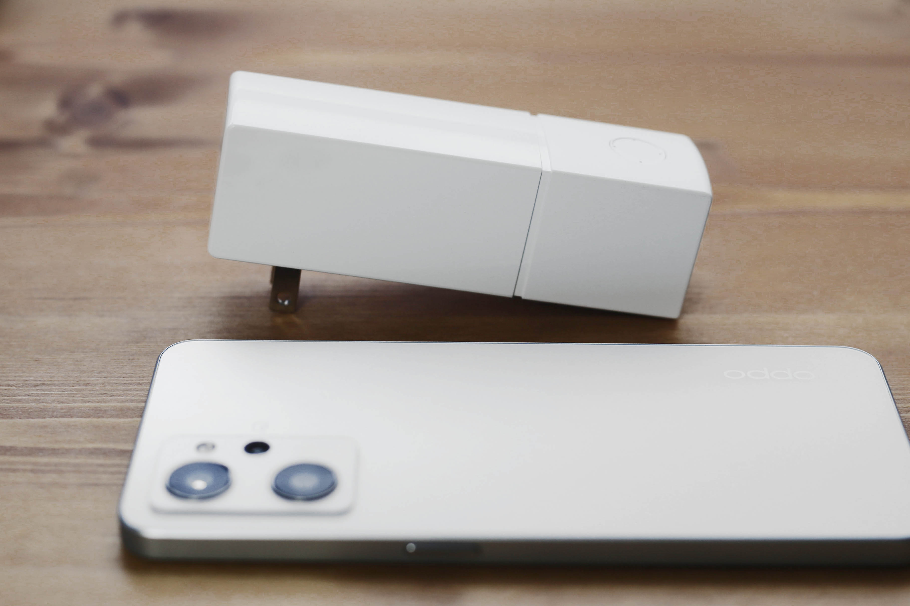 モバイルバッテリーとしても使えるAC充電器レビュー