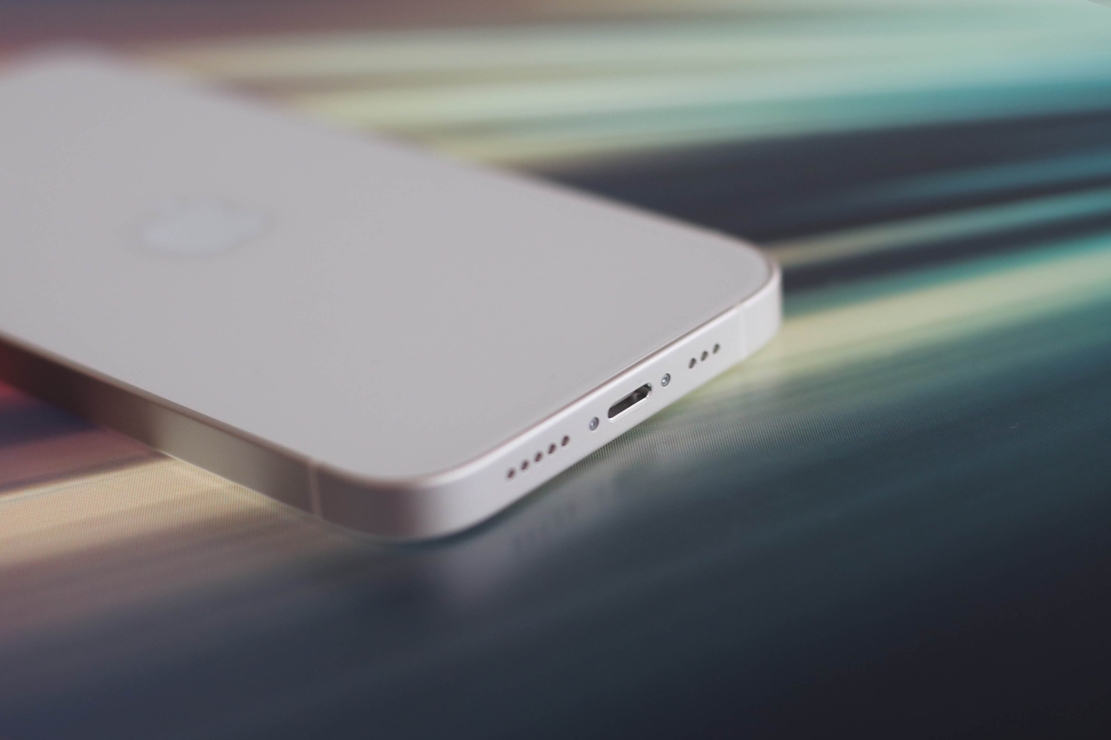 なぜUSB2.0を採用するiPhone 15シリーズが批判されているのかを考察