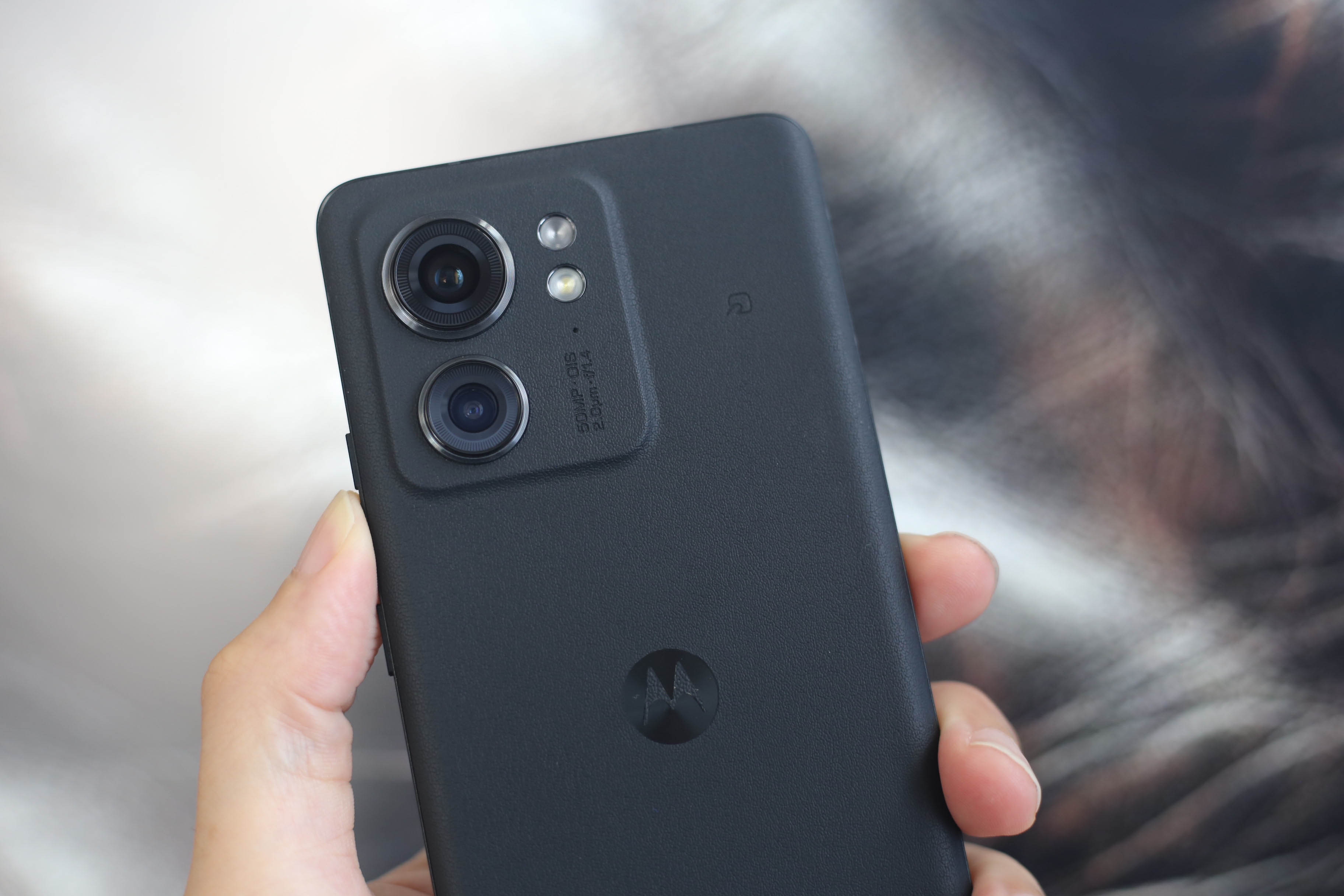 薄くて軽くてカメラ画質が良くて充電が超早いオシャレな高性能スマートフォンが実質超安い！