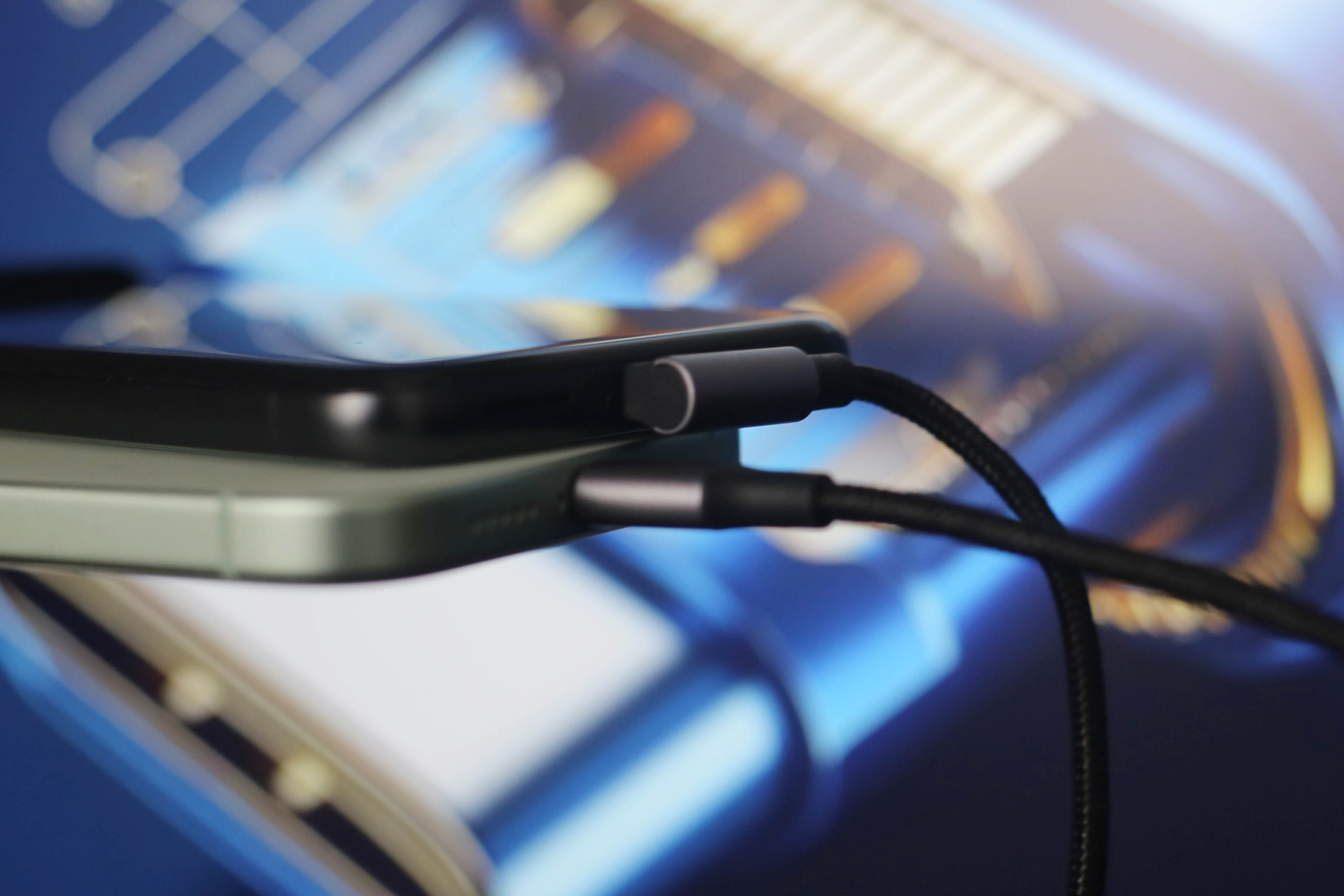 iPhoneとAndroidをUSB-Cで接続