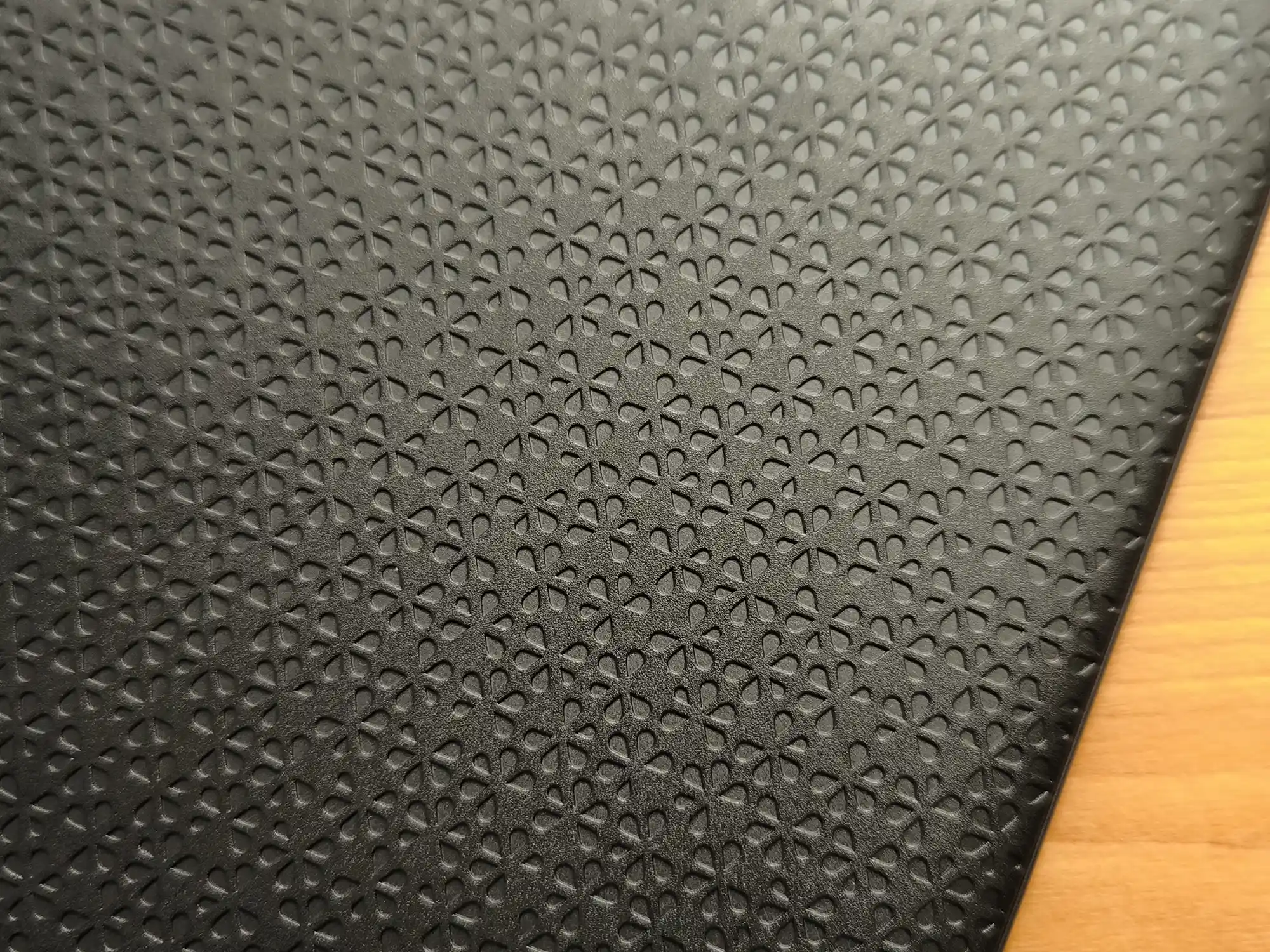 背面エンボス加工