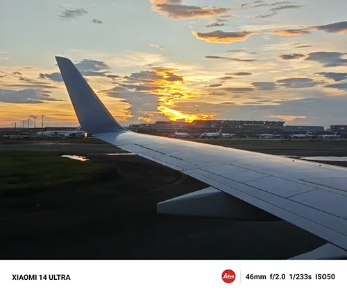 夕焼けと飛行機