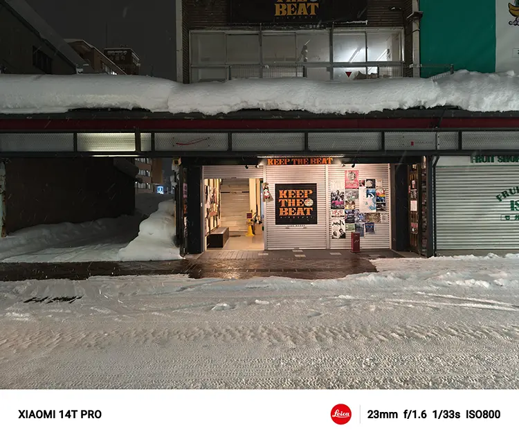 雪の中のお店