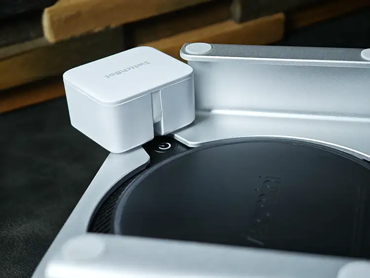 Mac miniに指ロボット設置