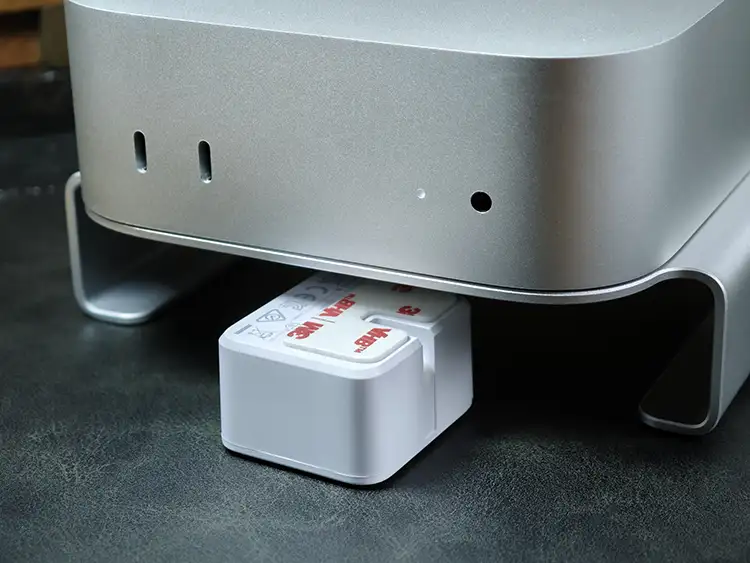 スタンドの下にスイッチボタン