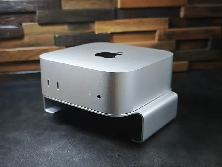 スタンドにのせたMac mini