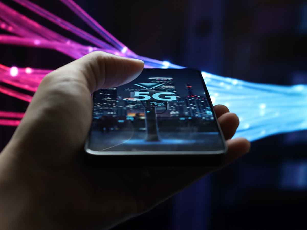 手に持ったスマホ