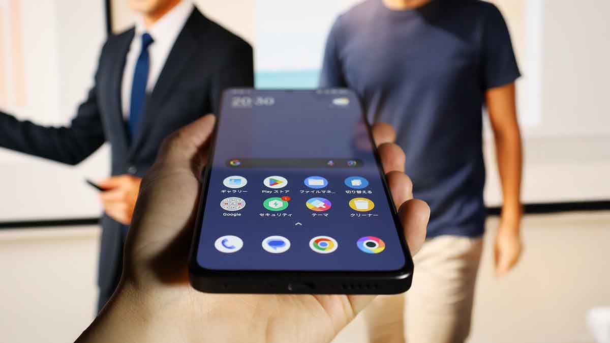 手に持ったスマホ