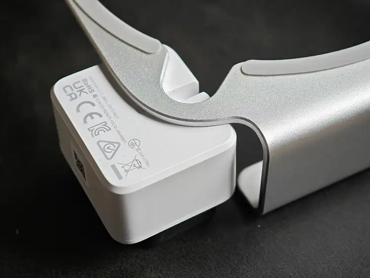 スタンドの下に指ロボット