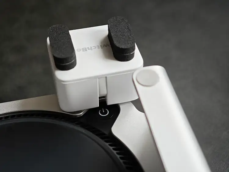 スタンドに両面テープで指ロボット貼り付け