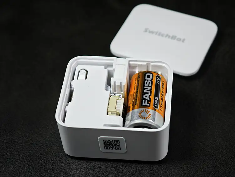 スイッチボタン上フタ開けた状態