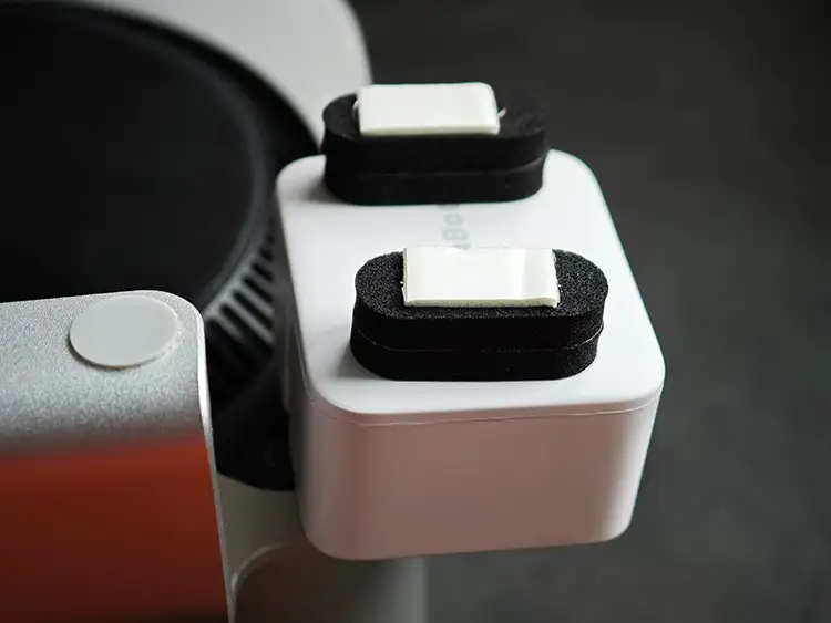 クッションスポンジに両面シール貼付