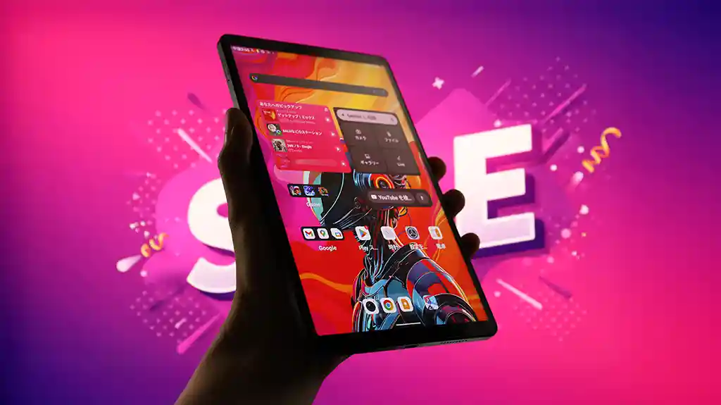 手に持ったタブレット