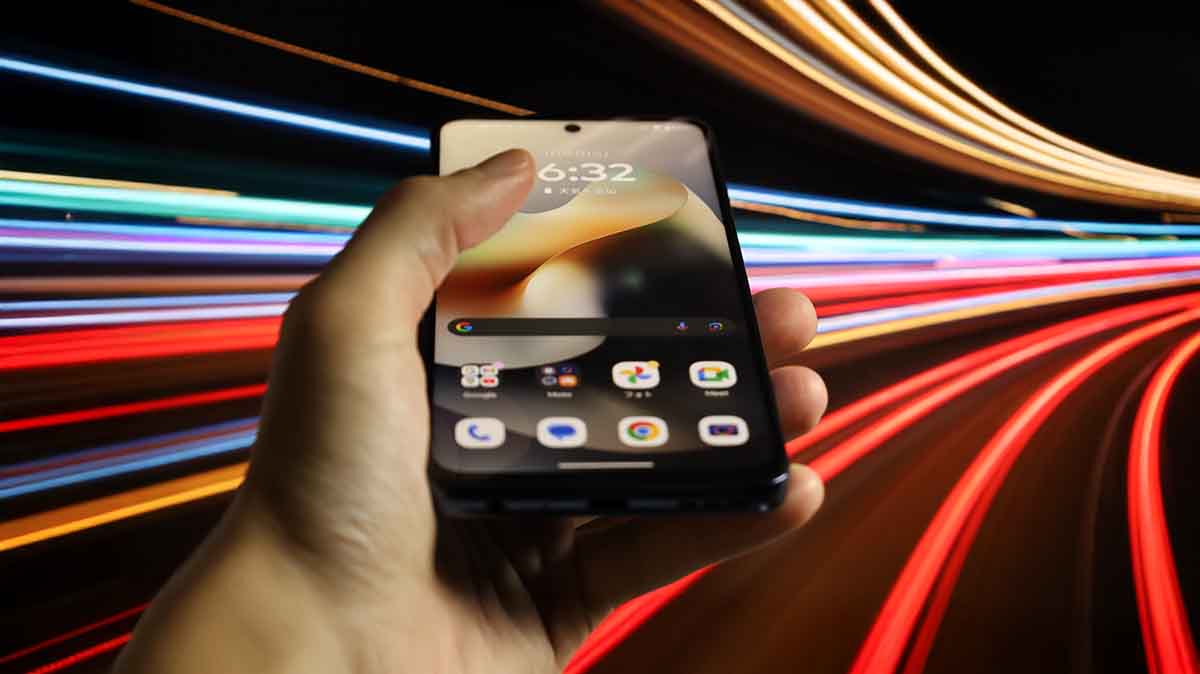 手に持ったスマホ