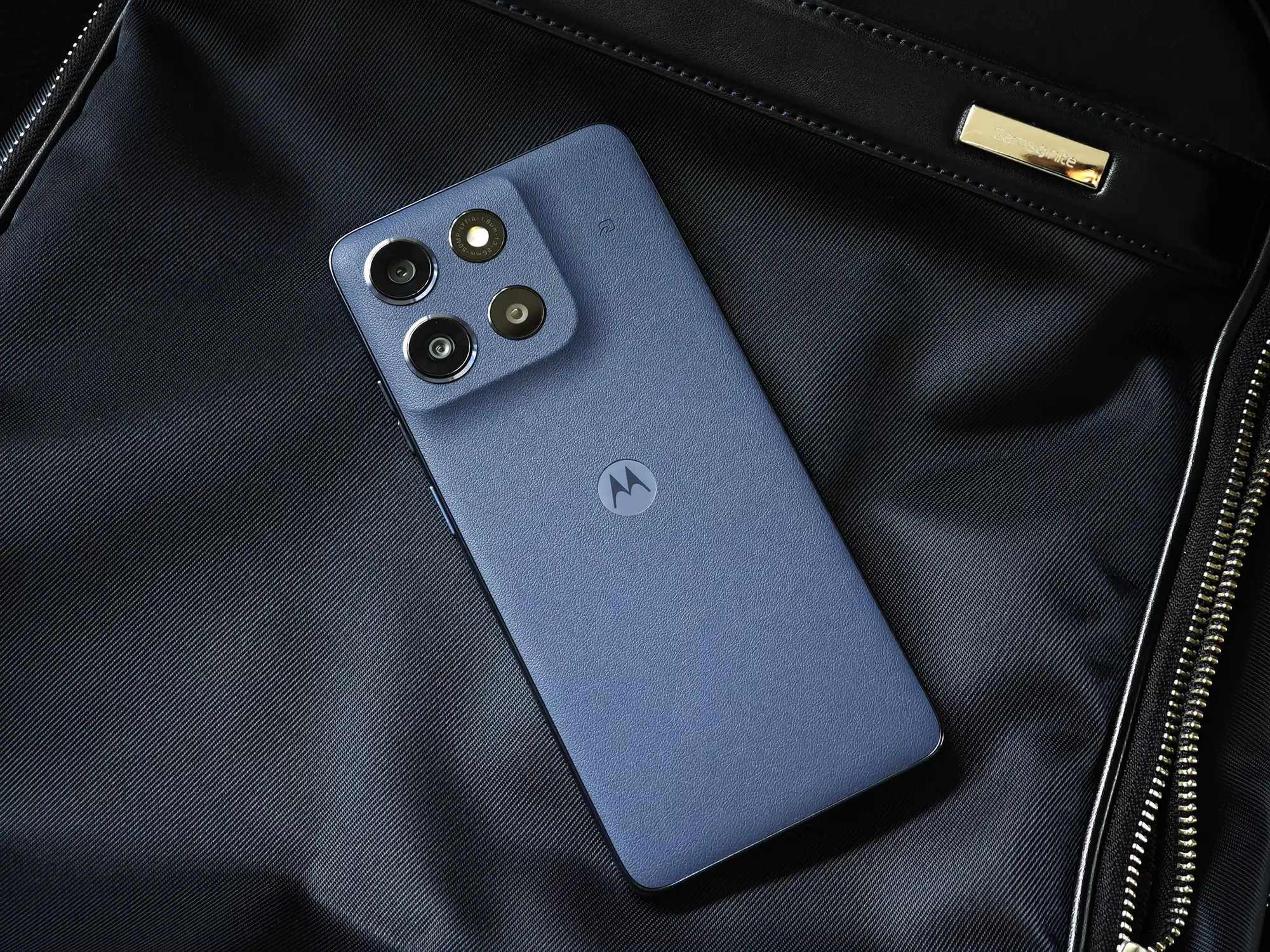 カバンの上のスマートフォン