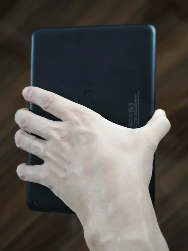 タブレットを持つ