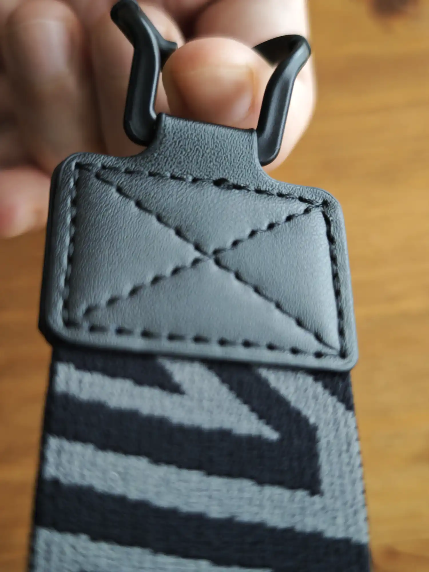 タブレットバンドを引っ張る