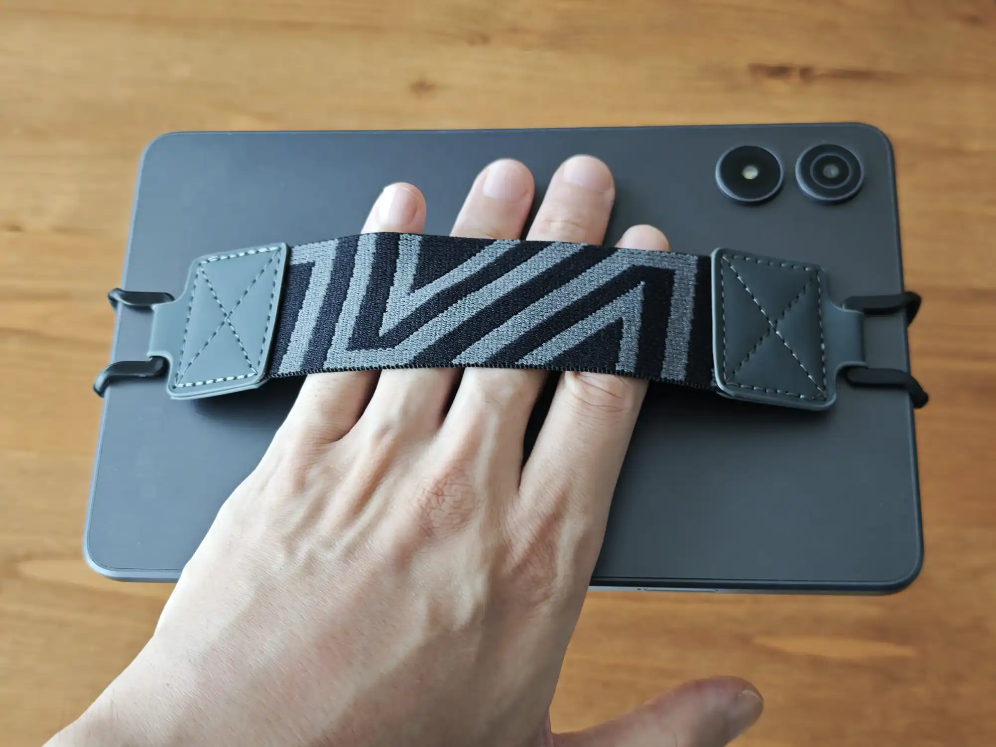 タブレットバンドで持つ