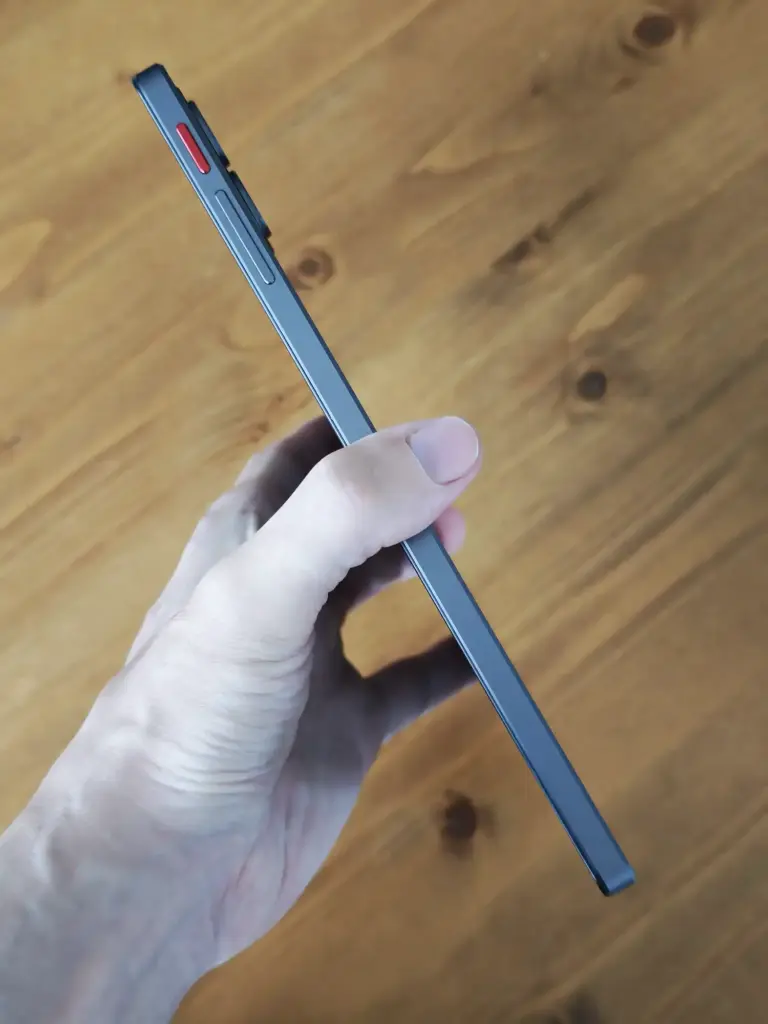 手に持ったタブレット