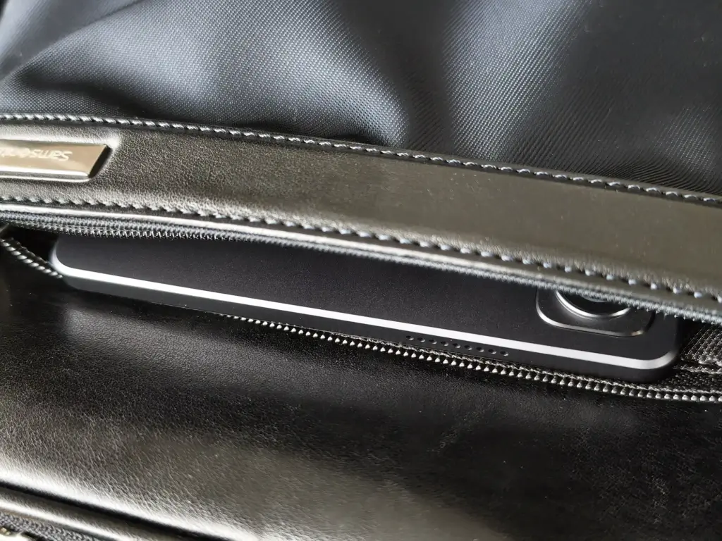 ポケットからはみ出すタブレット