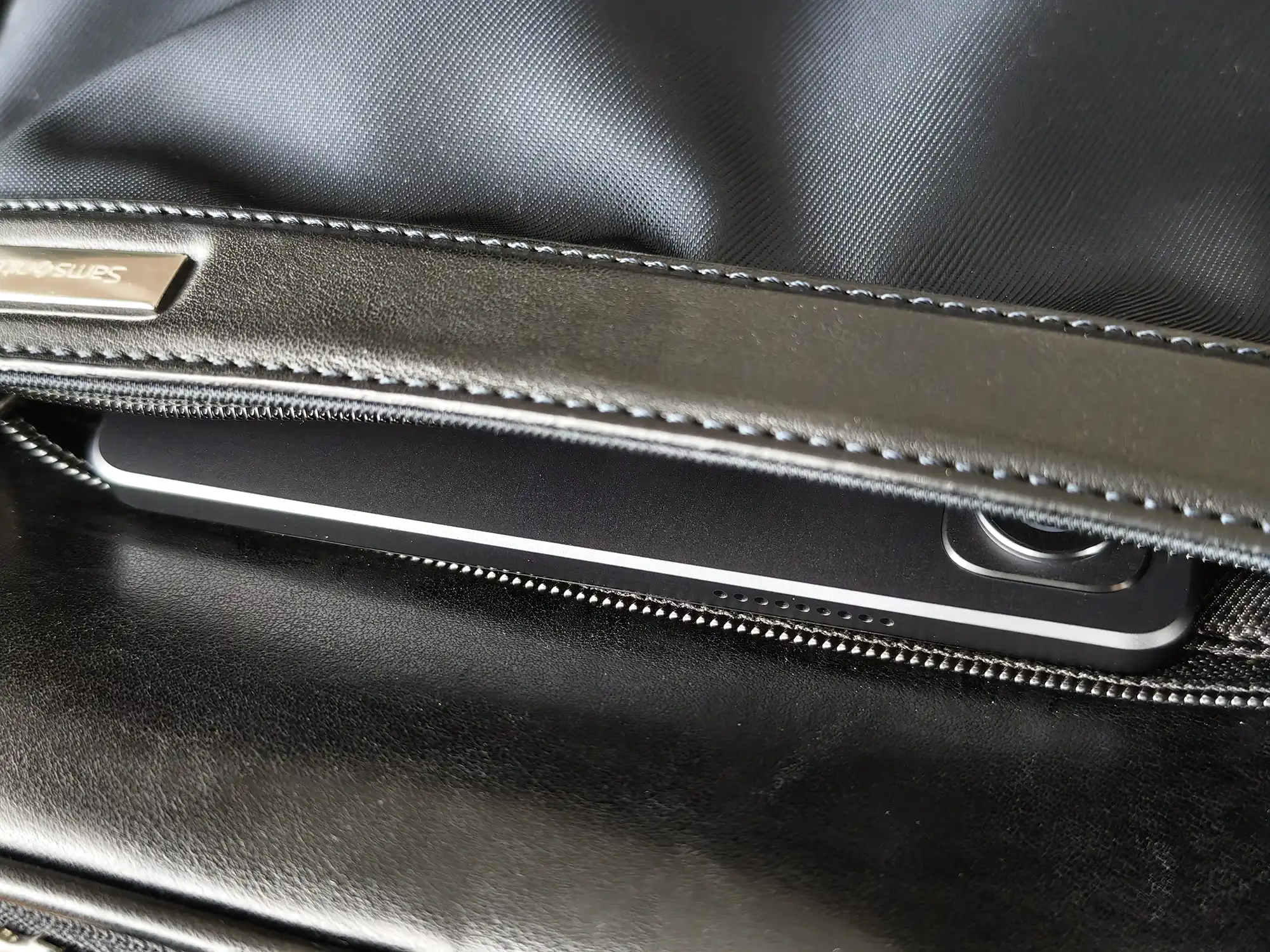 ポケットからはみ出すタブレット